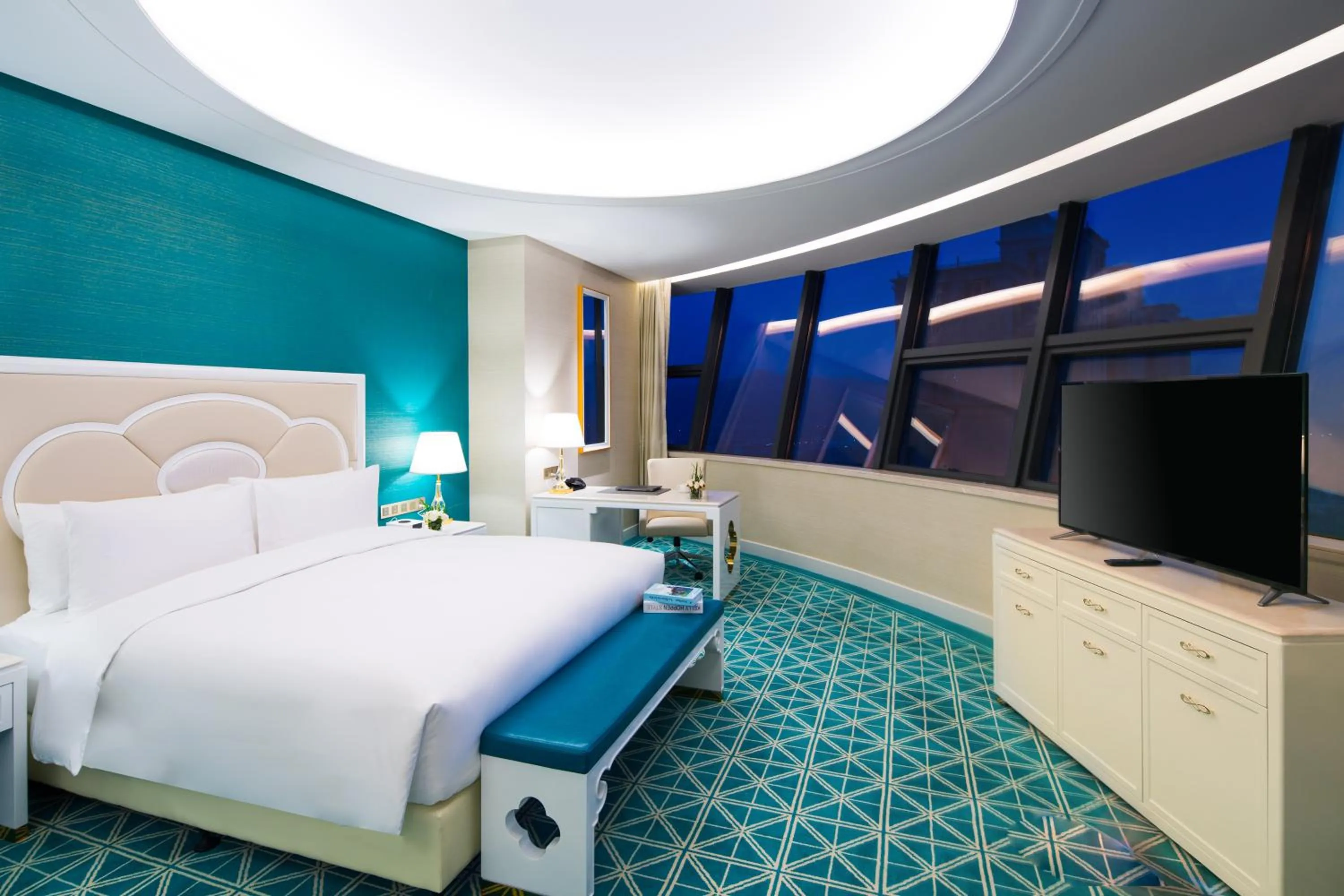 Photo of the whole room, Bed in Howard Johnson Plaza Ningbo