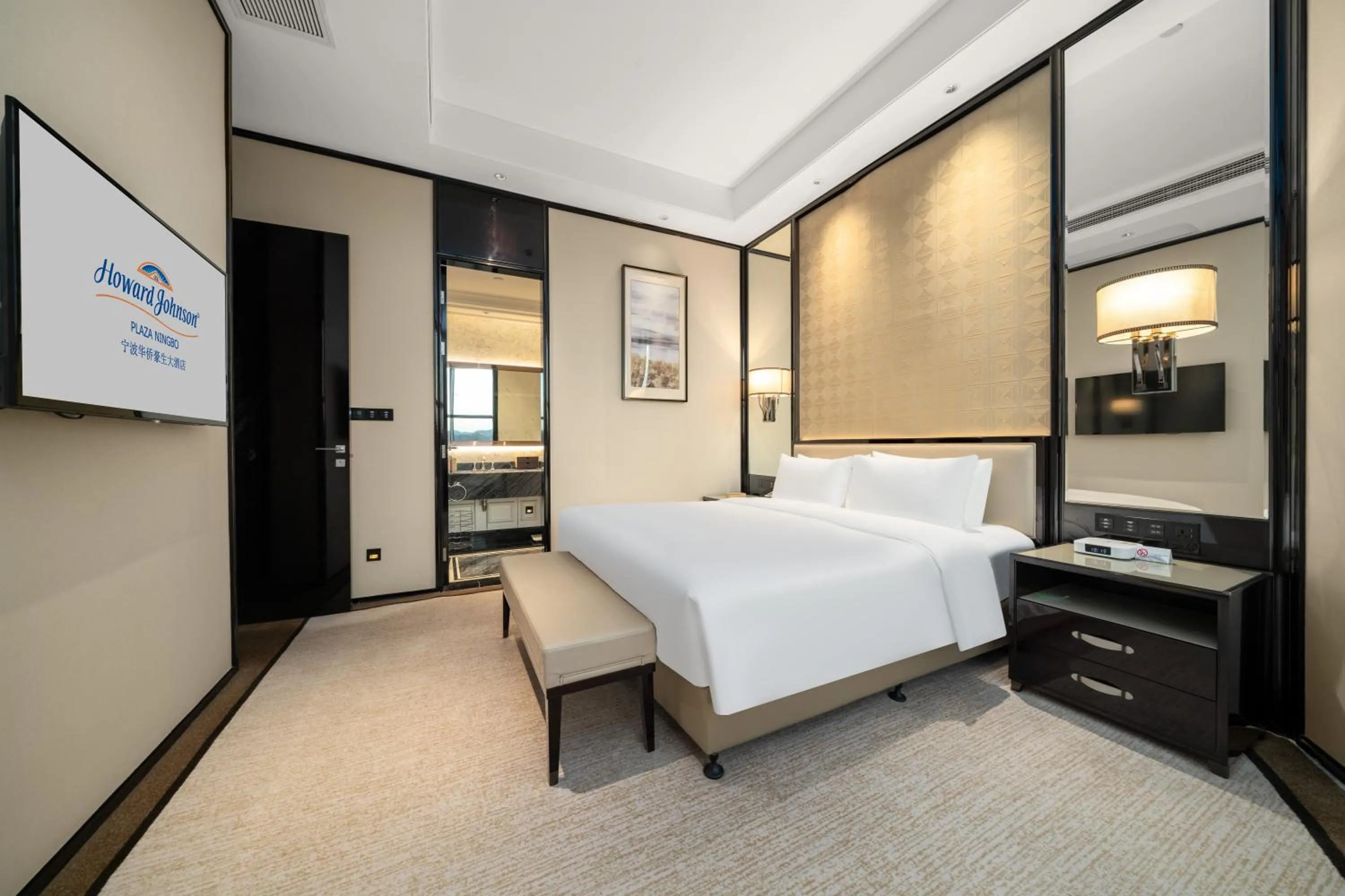 Bedroom, Bed in Howard Johnson Plaza Ningbo