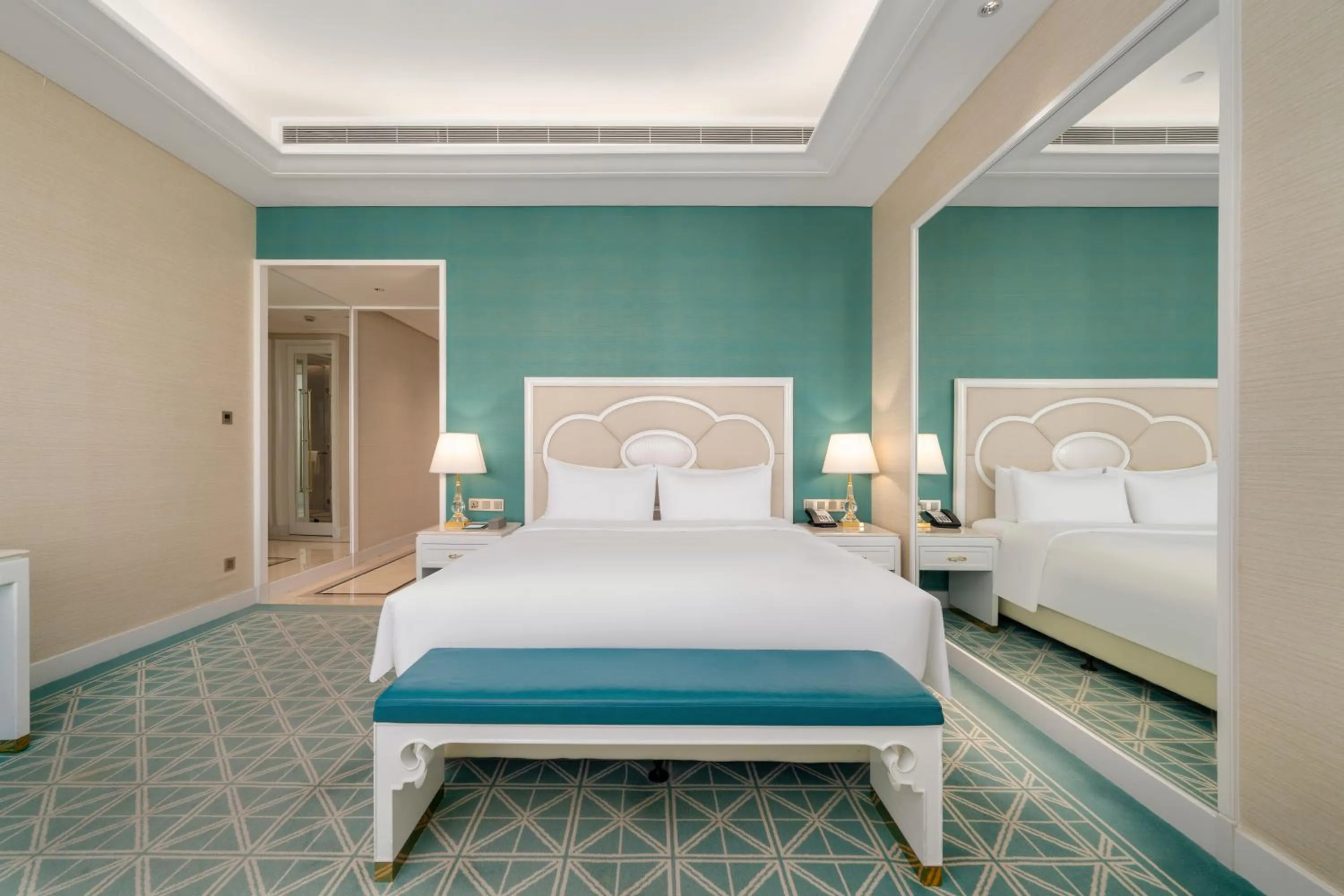 Bed in Howard Johnson Plaza Ningbo