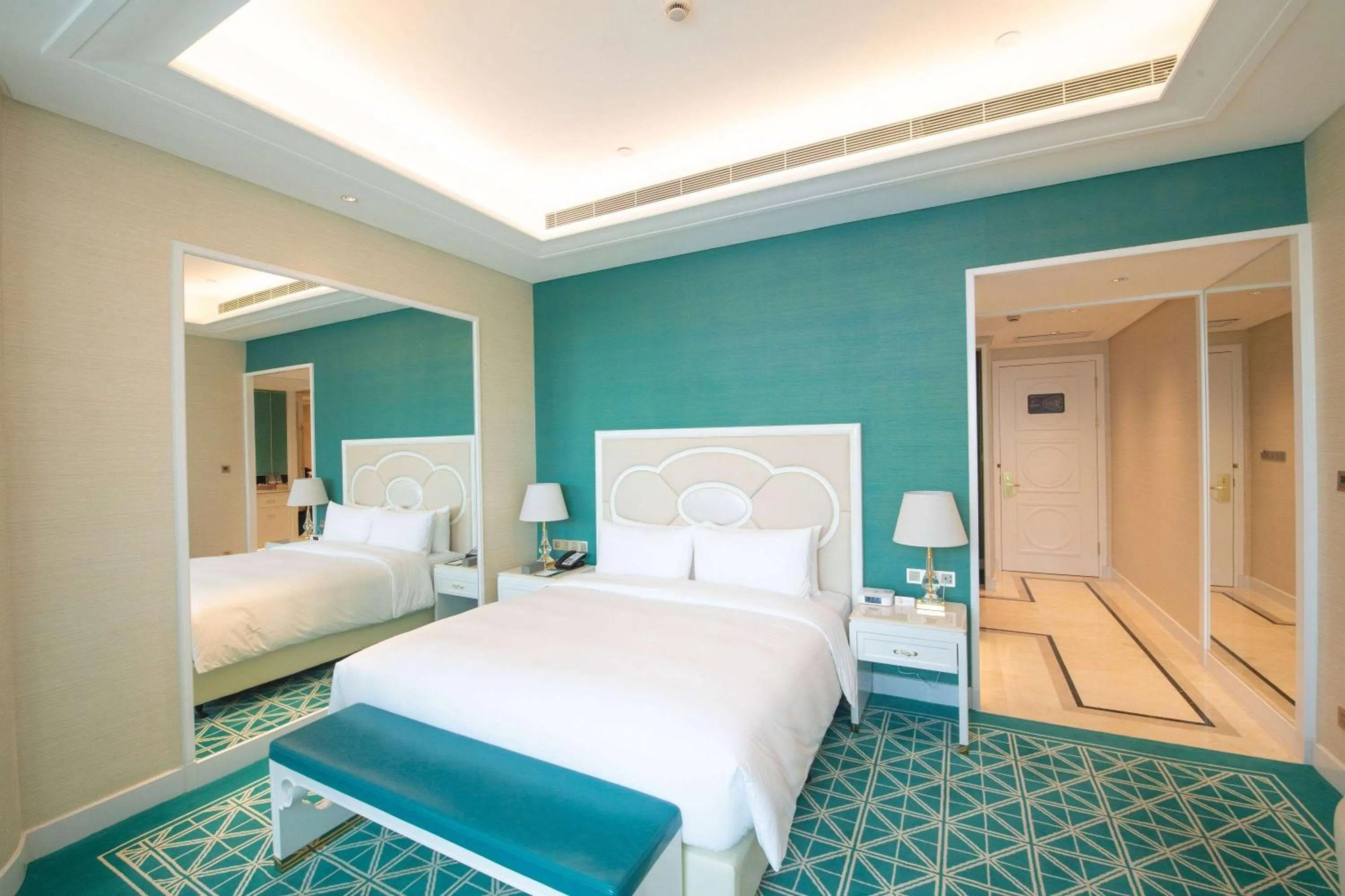 Photo of the whole room, Bed in Howard Johnson Plaza Ningbo