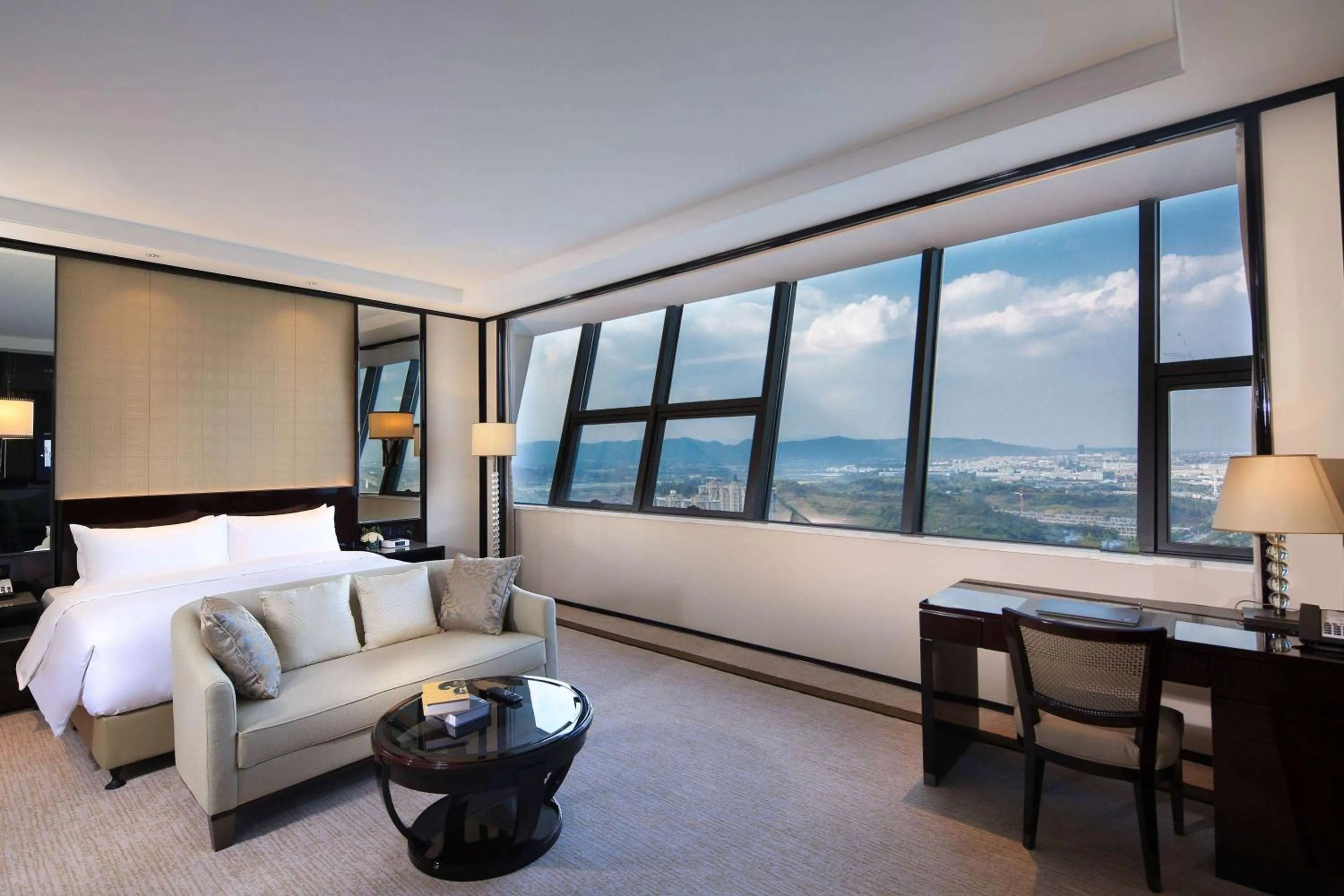 Photo of the whole room, Bed in Howard Johnson Plaza Ningbo