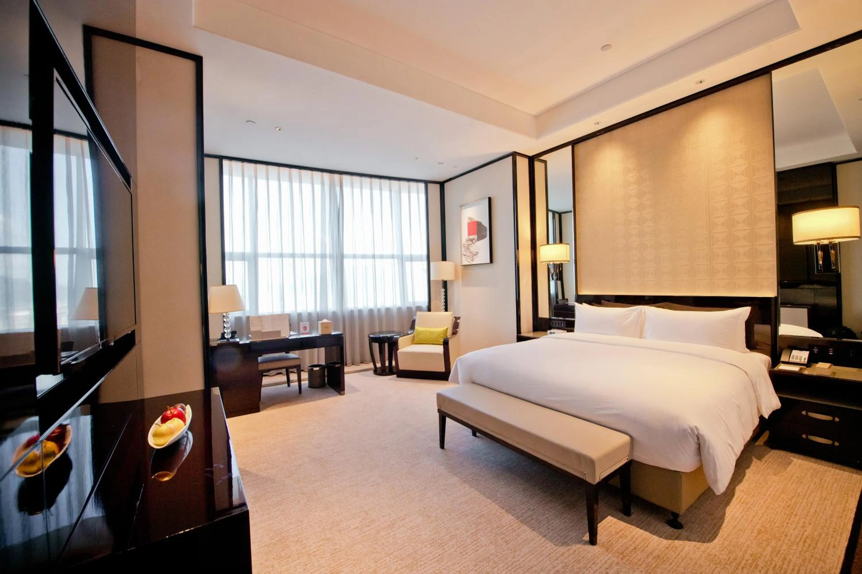 Photo of the whole room, Bed in Howard Johnson Plaza Ningbo