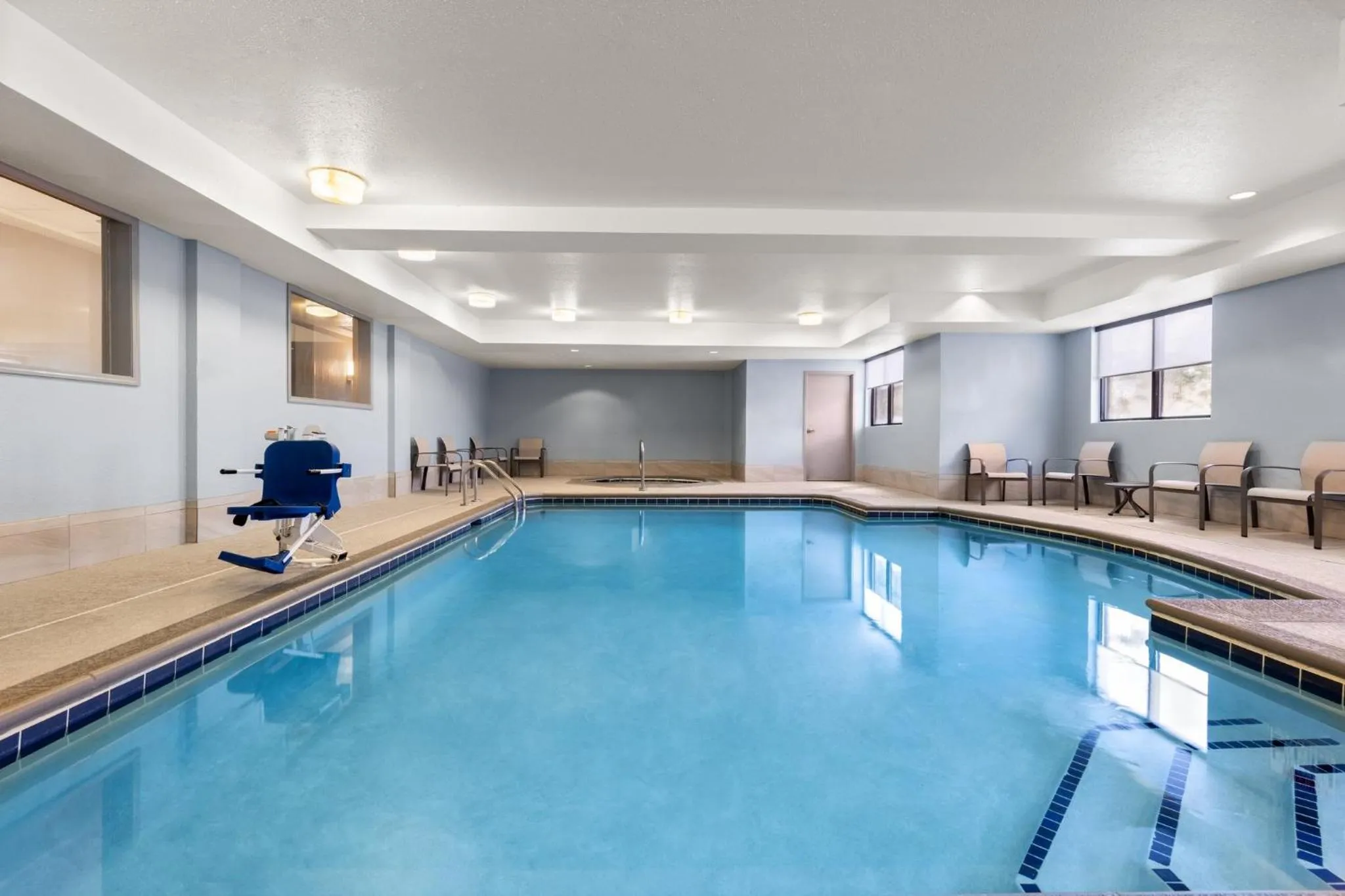 Swimming pool in Holiday Inn Express Grove City - Premium Outlet Mall by IHG