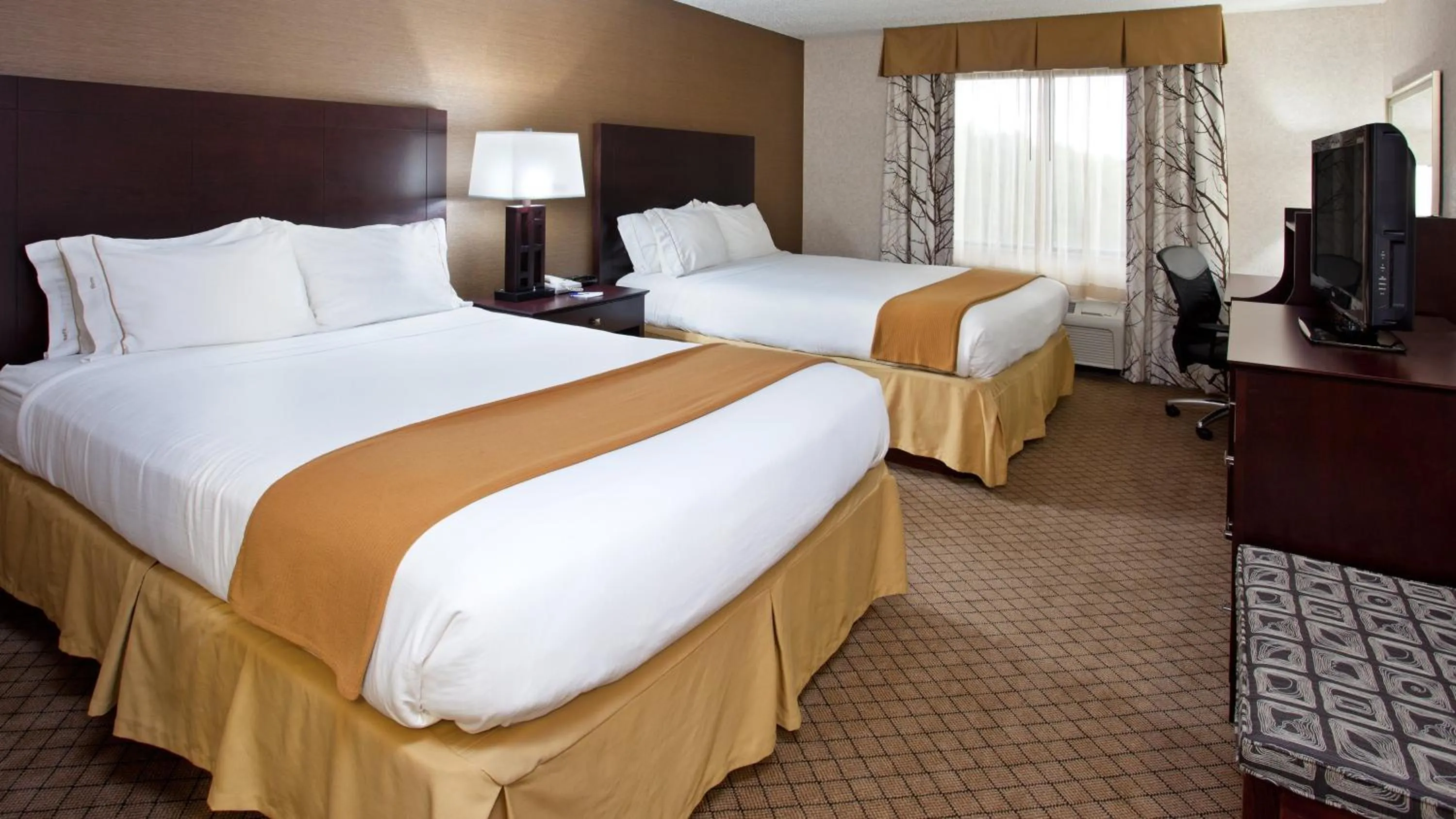 Photo of the whole room, Bed in Holiday Inn Express Grove City - Premium Outlet Mall by IHG