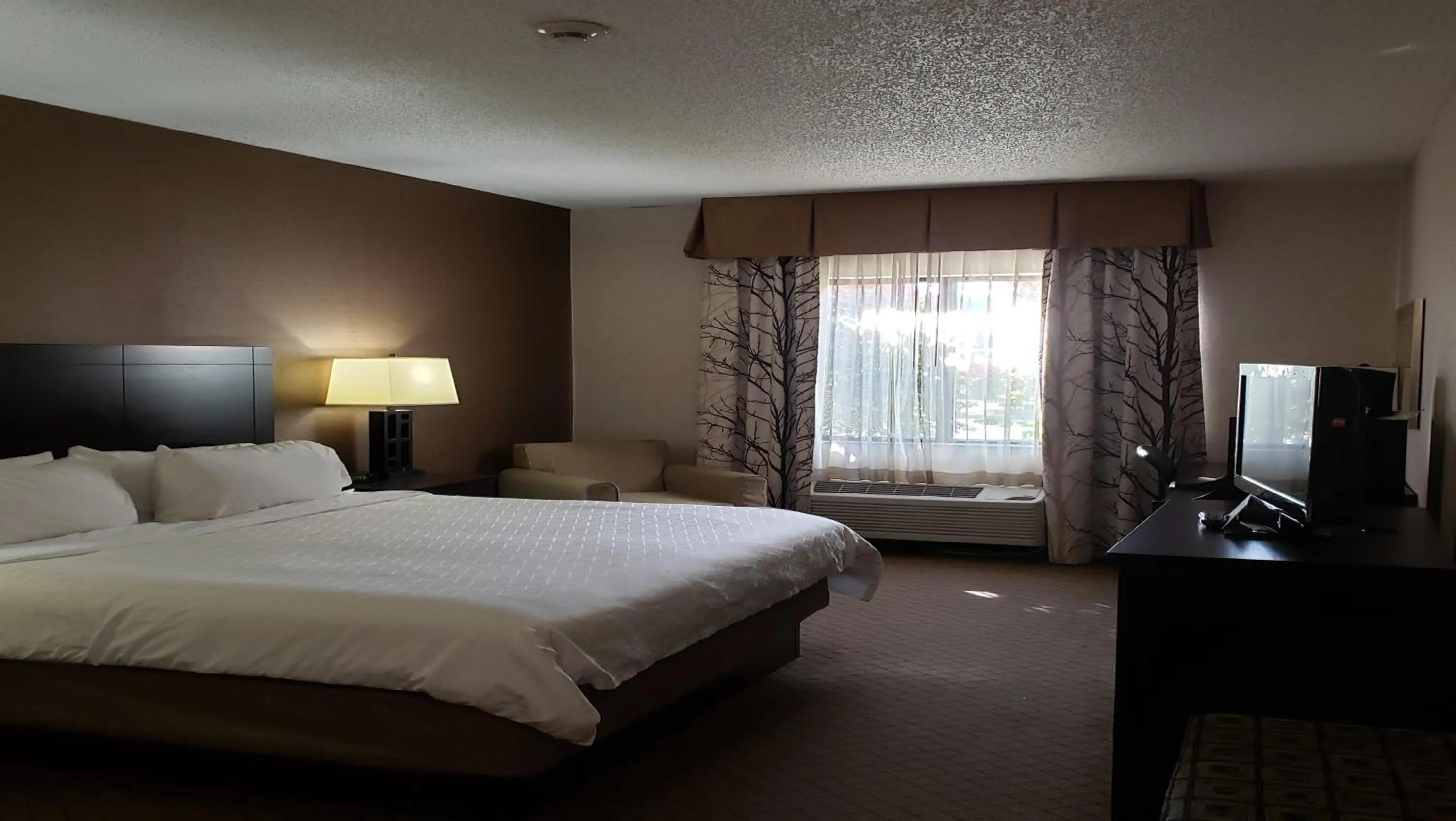 Swimming pool, Bed in Holiday Inn Express Grove City - Premium Outlet Mall by IHG