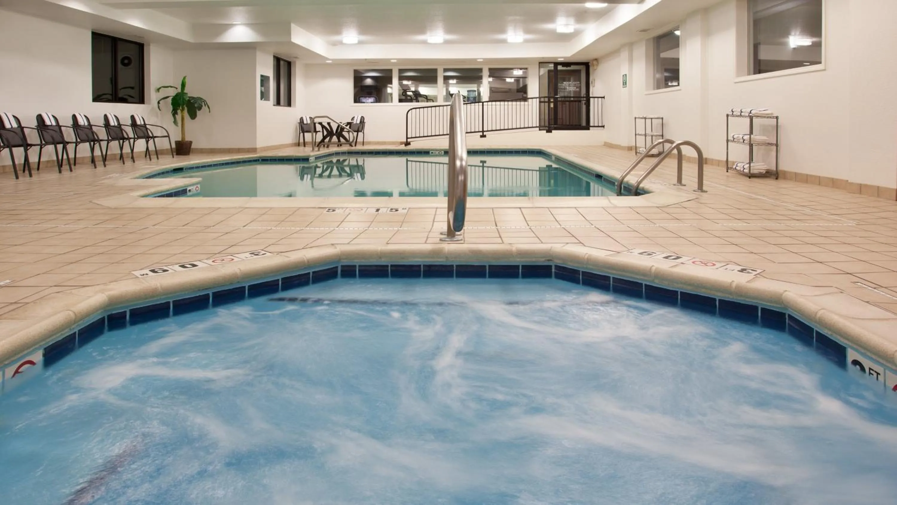 Swimming pool in Holiday Inn Express Grove City - Premium Outlet Mall by IHG
