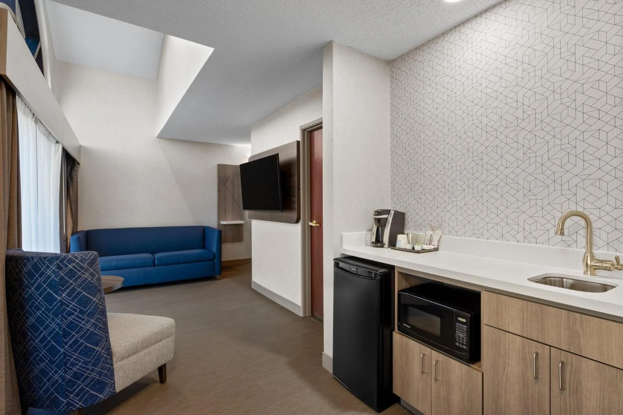 Photo of the whole room in Holiday Inn Express Grove City - Premium Outlet Mall by IHG