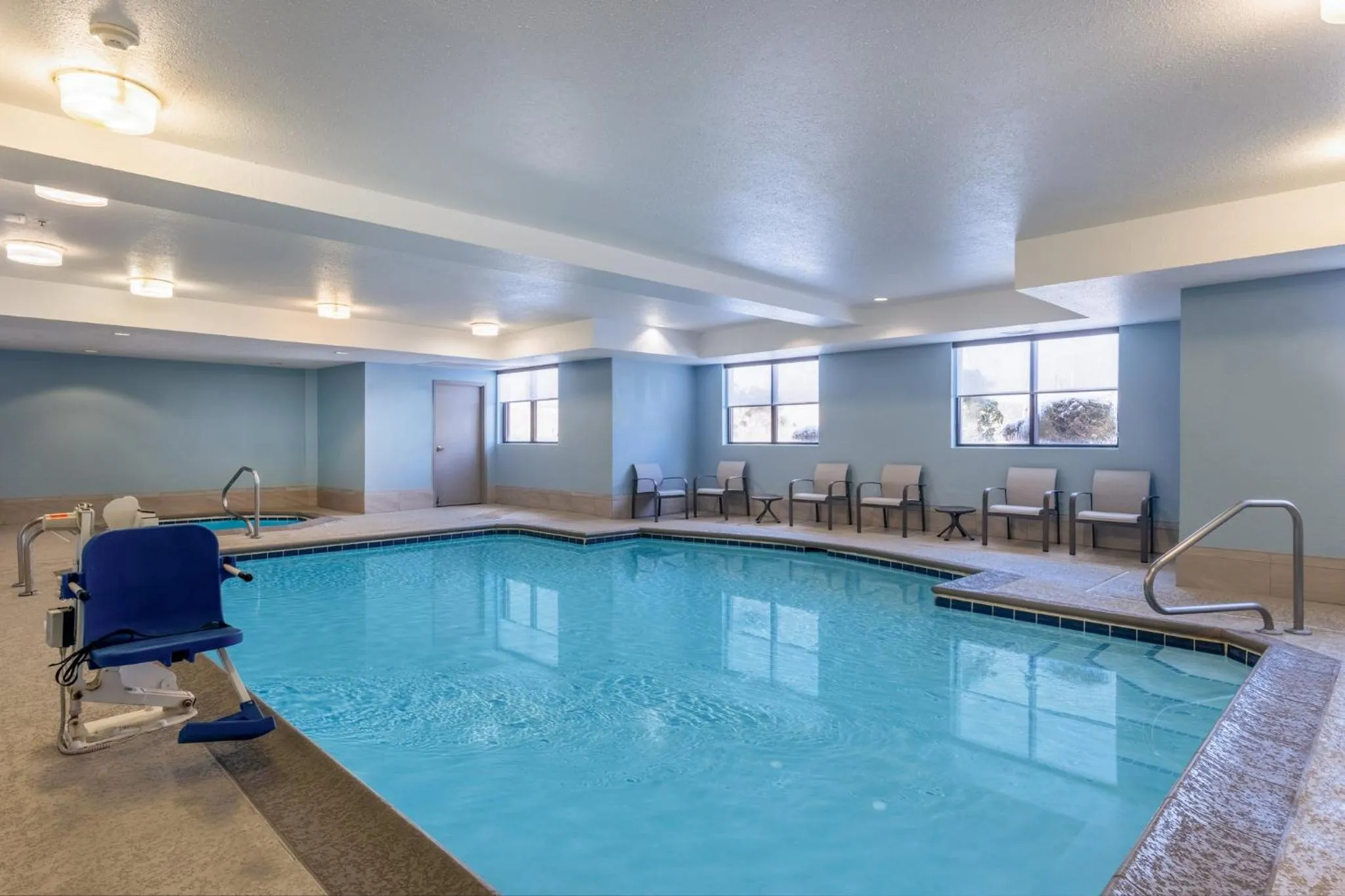 Swimming pool in Holiday Inn Express Grove City - Premium Outlet Mall by IHG