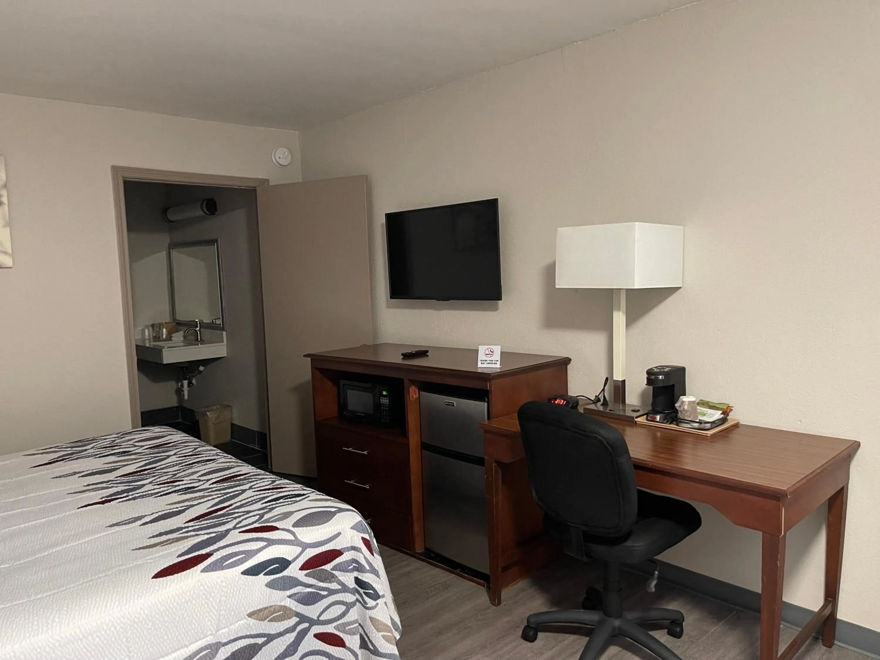 Bathroom, Bed in Red Roof Inn LaGrange