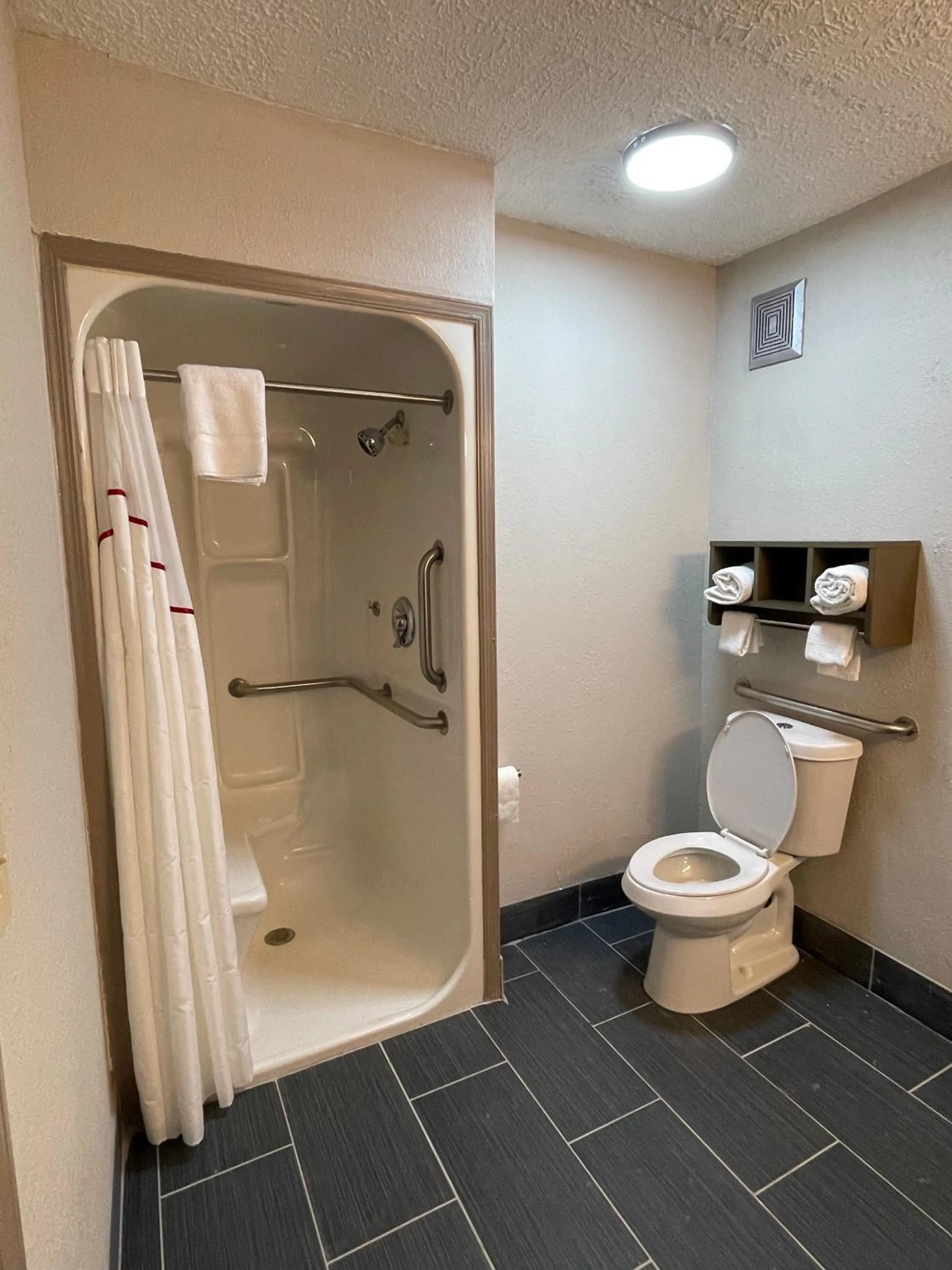 Bathroom in Red Roof Inn LaGrange