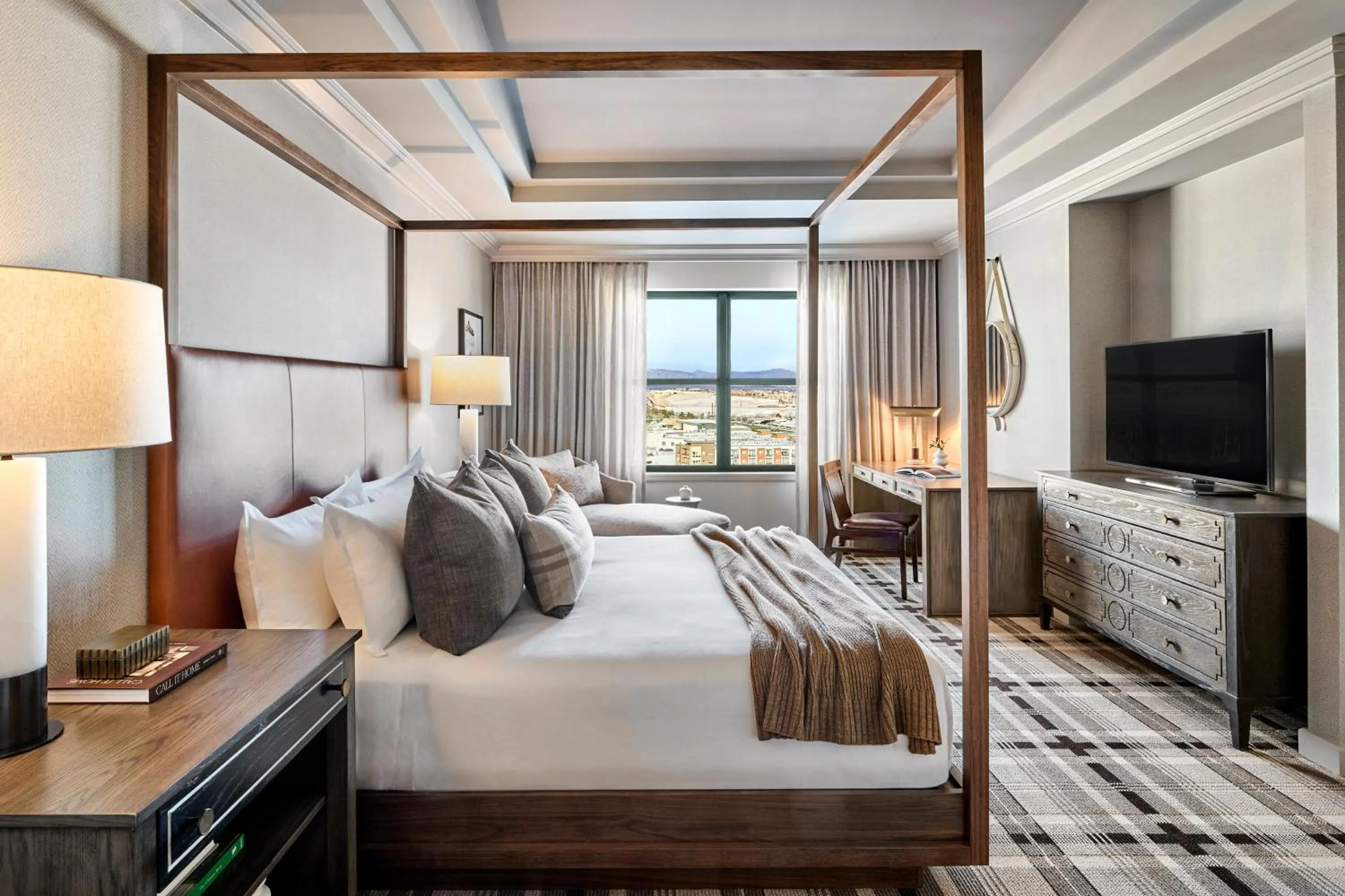 Facade/entrance, Bed in Omni Interlocken Hotel