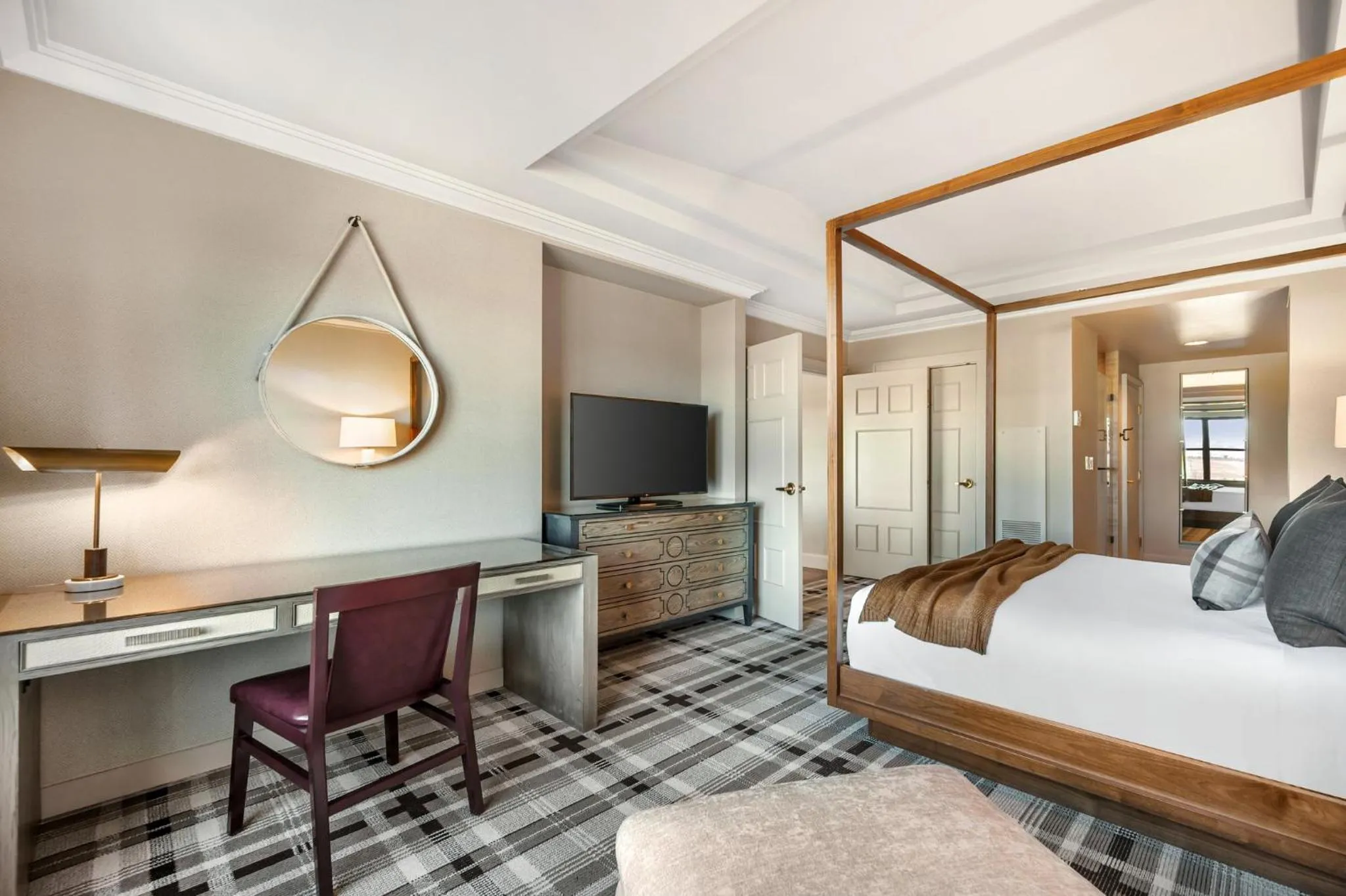 Photo of the whole room, Bed in Omni Interlocken Hotel