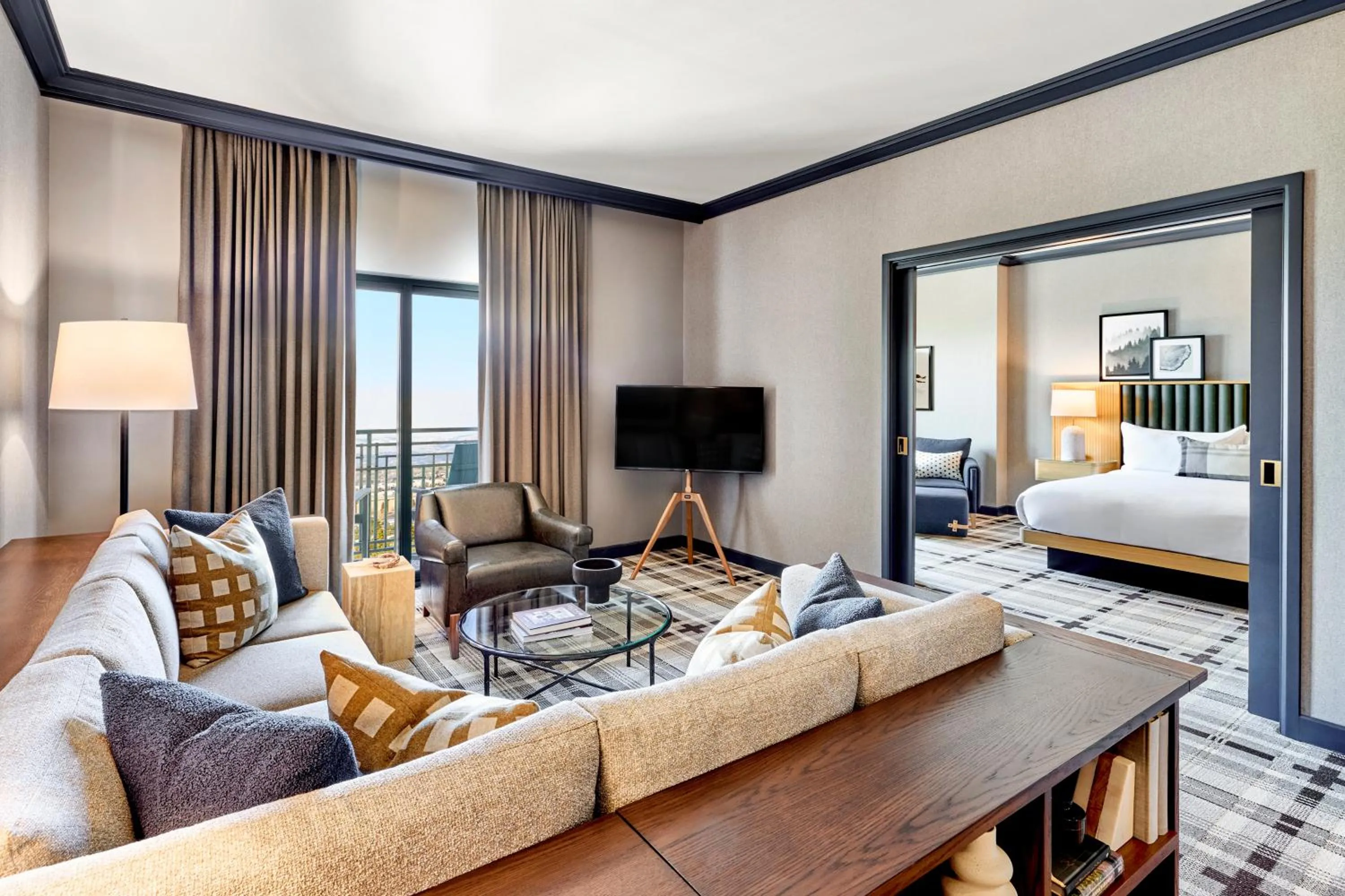 Living room, Bed in Omni Interlocken Hotel