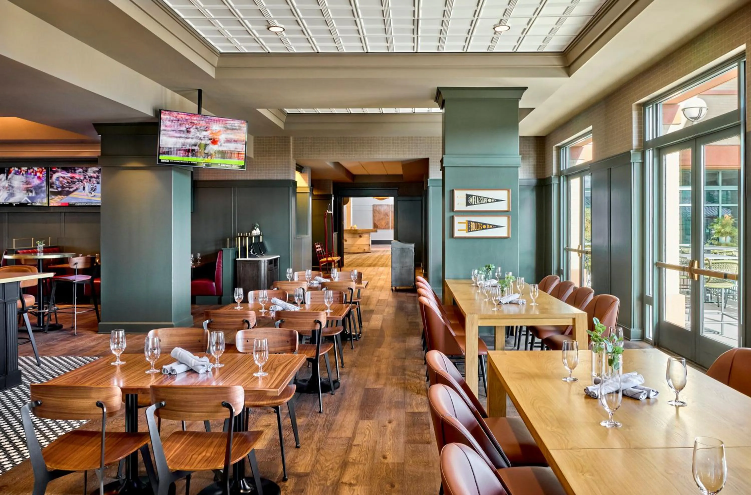 Facade/entrance in Omni Interlocken Hotel