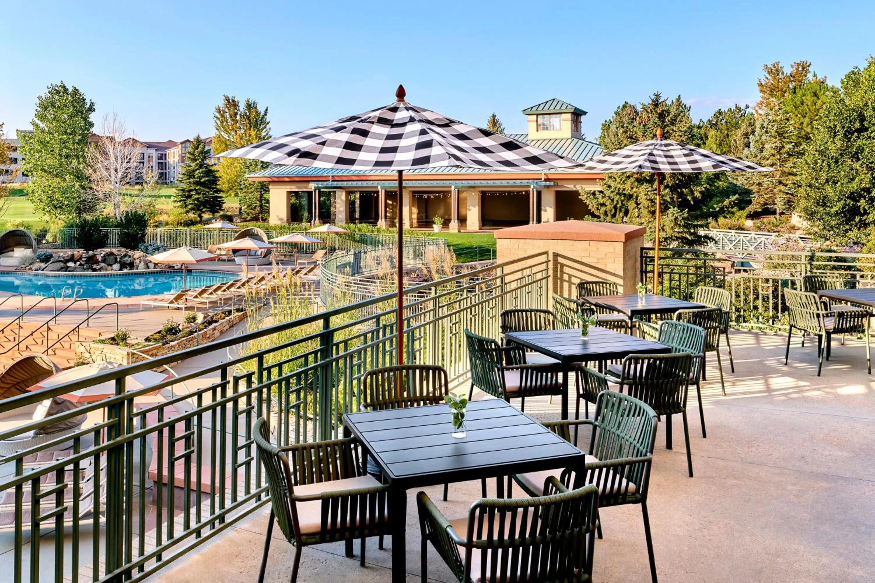 Lounge or bar in Omni Interlocken Hotel