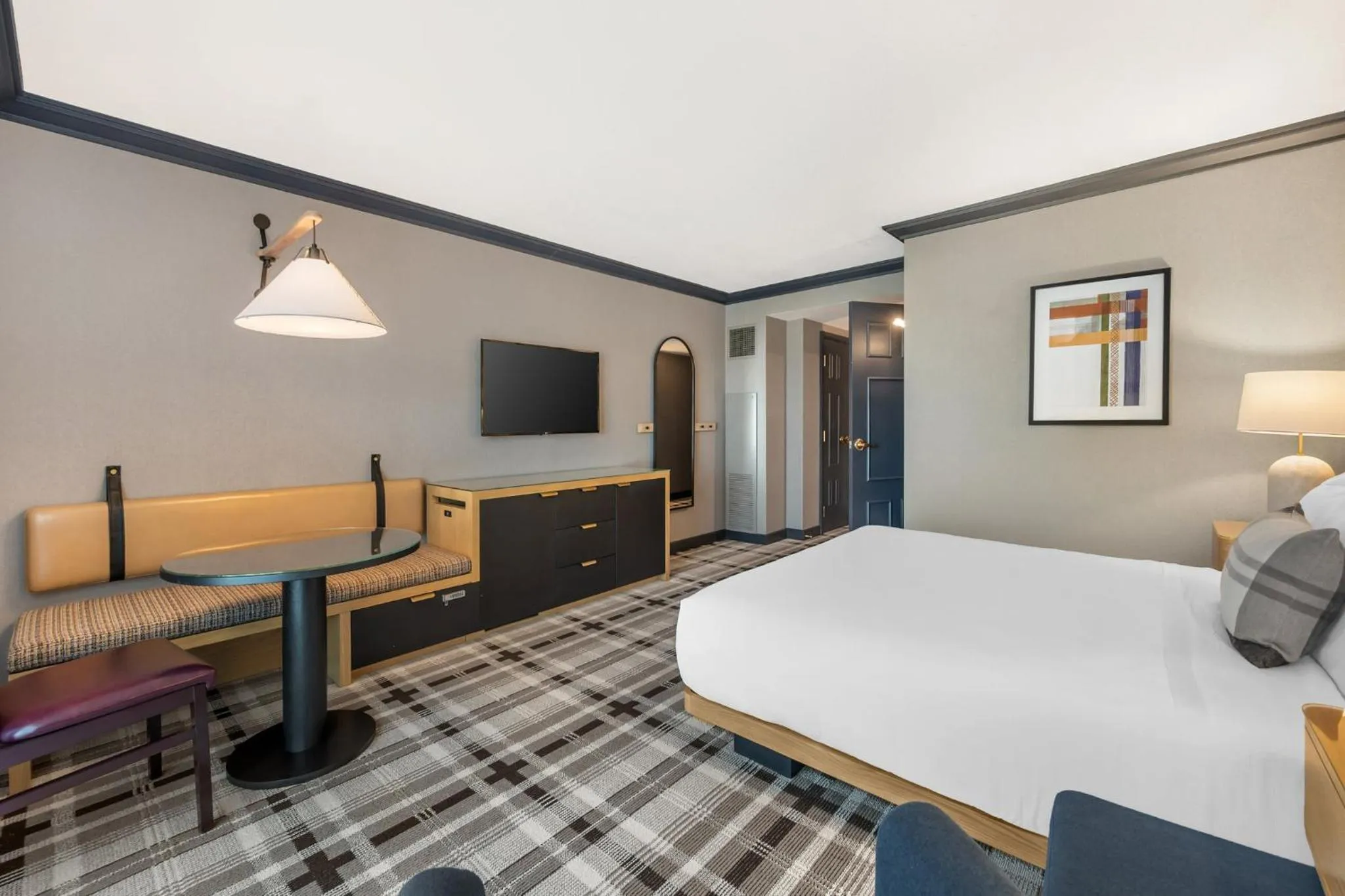 Bedroom, Bed in Omni Interlocken Hotel