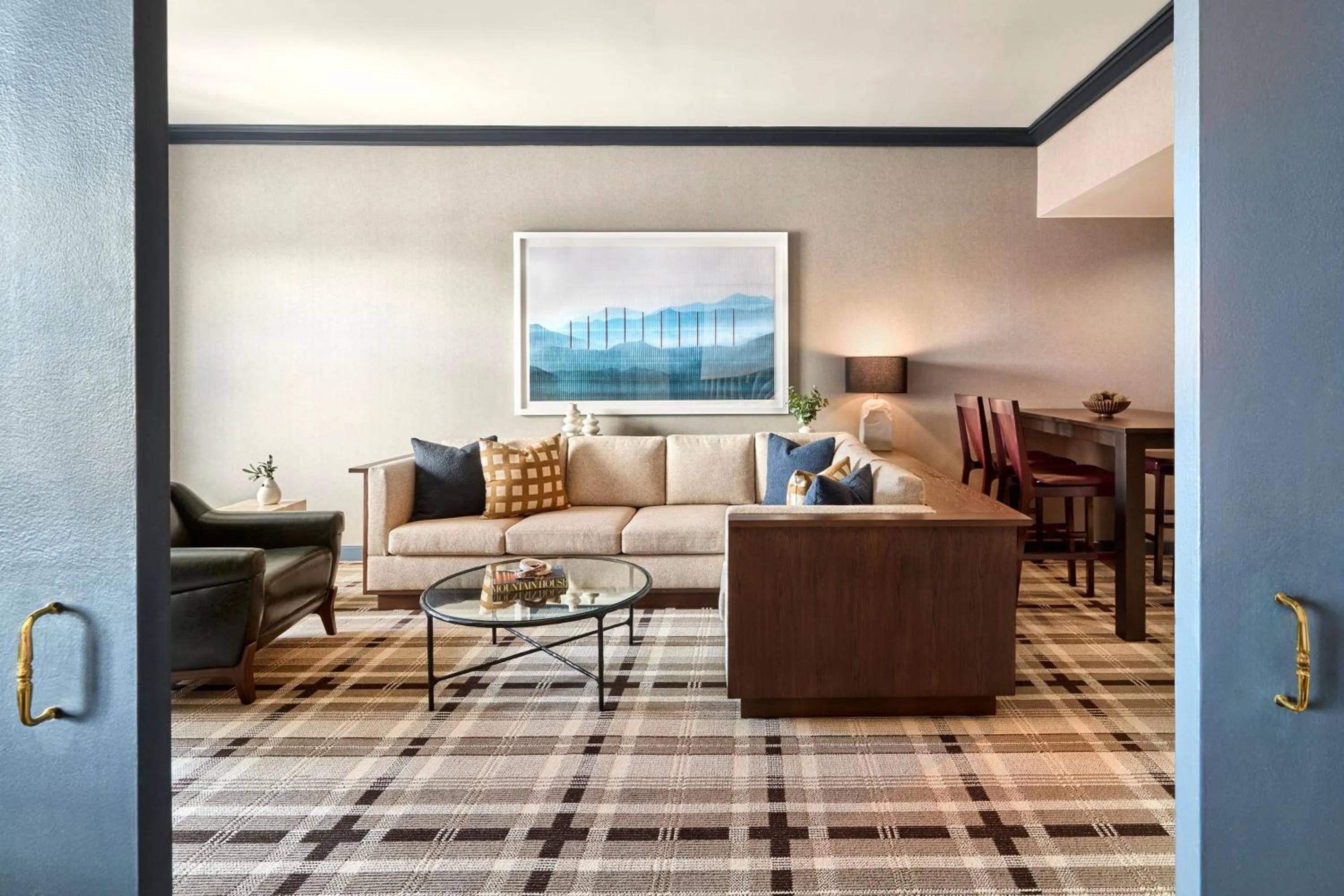 Facade/entrance in Omni Interlocken Hotel