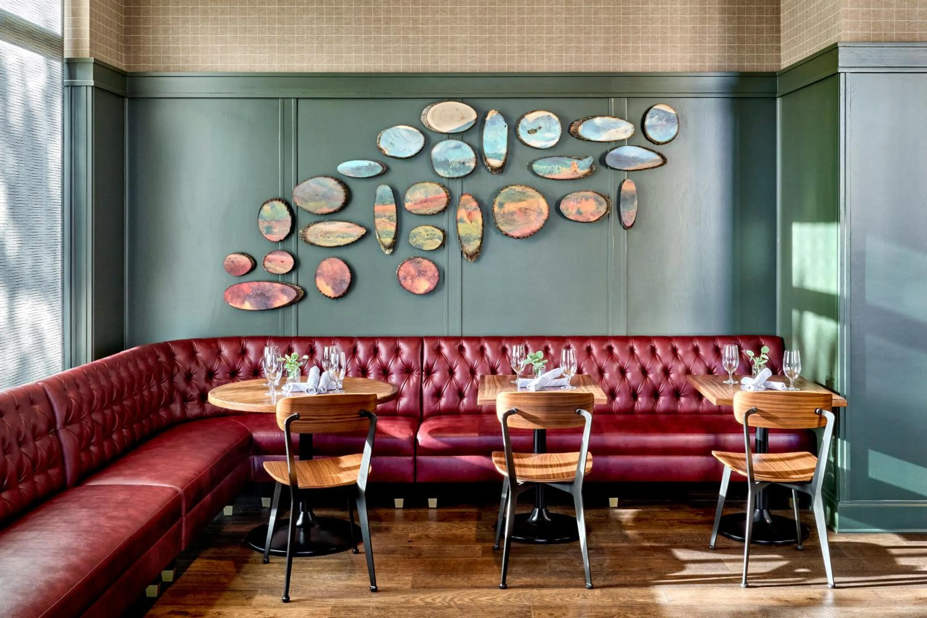 Facade/entrance in Omni Interlocken Hotel