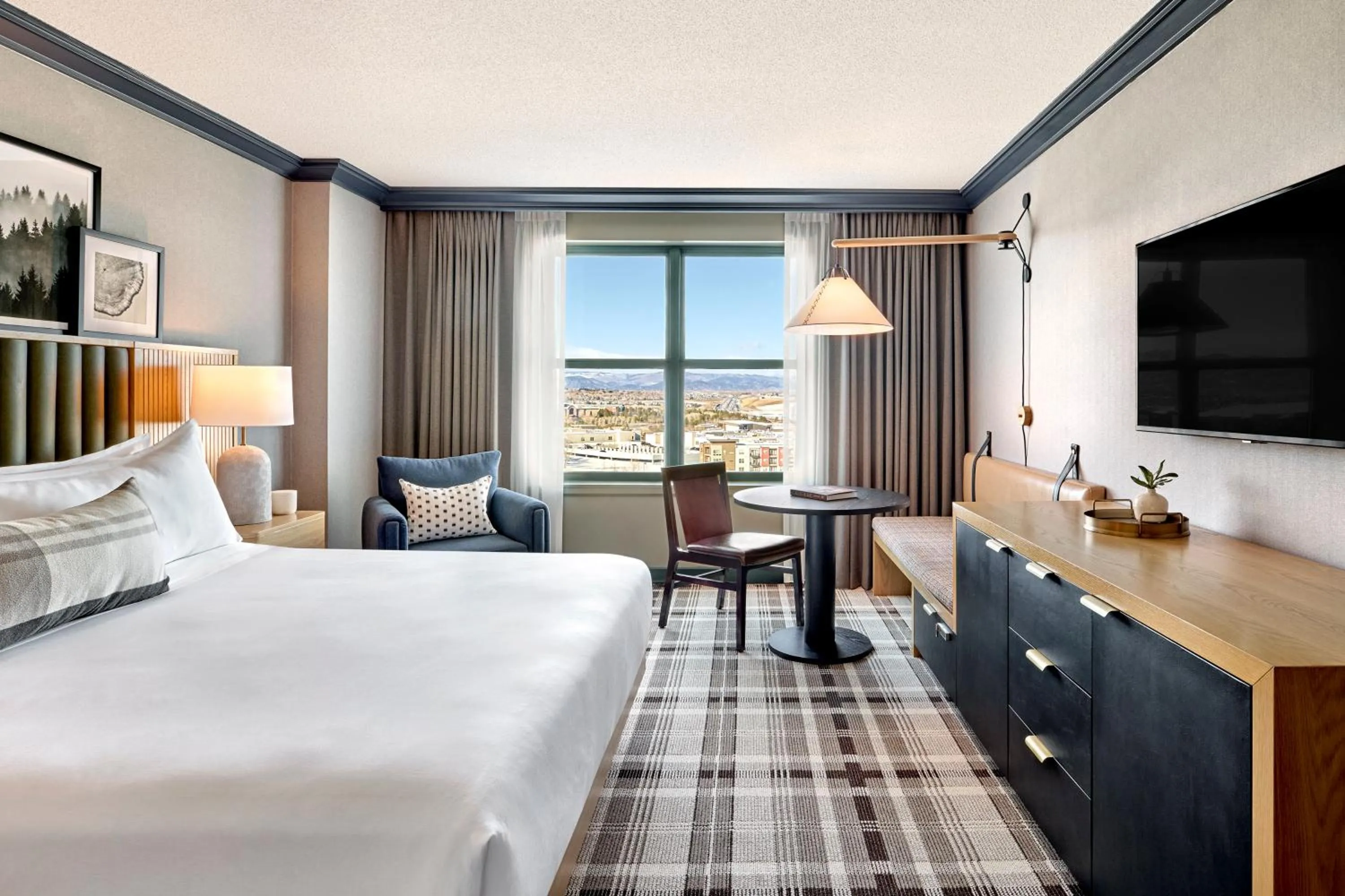 Facade/entrance, Bed in Omni Interlocken Hotel