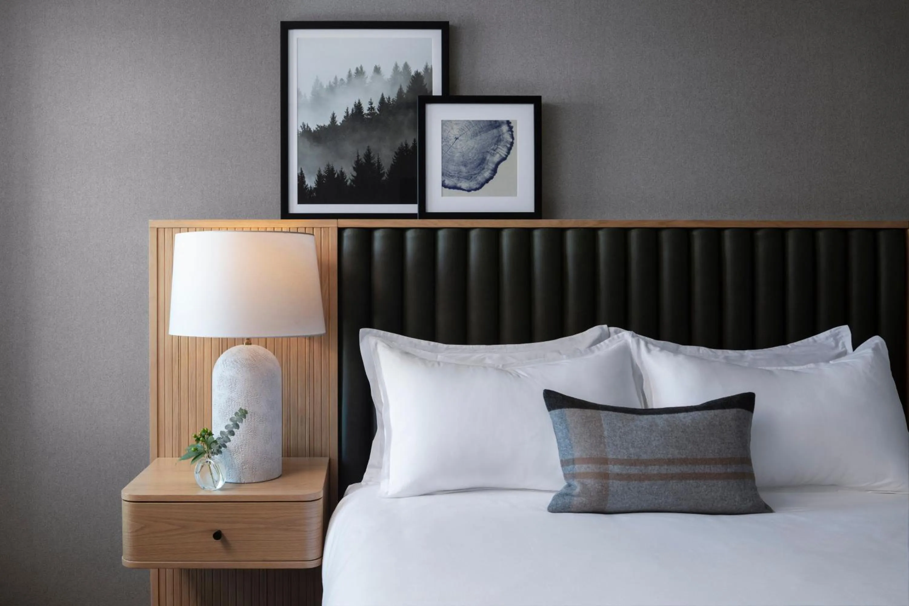 Bedroom, Bed in Omni Interlocken Hotel