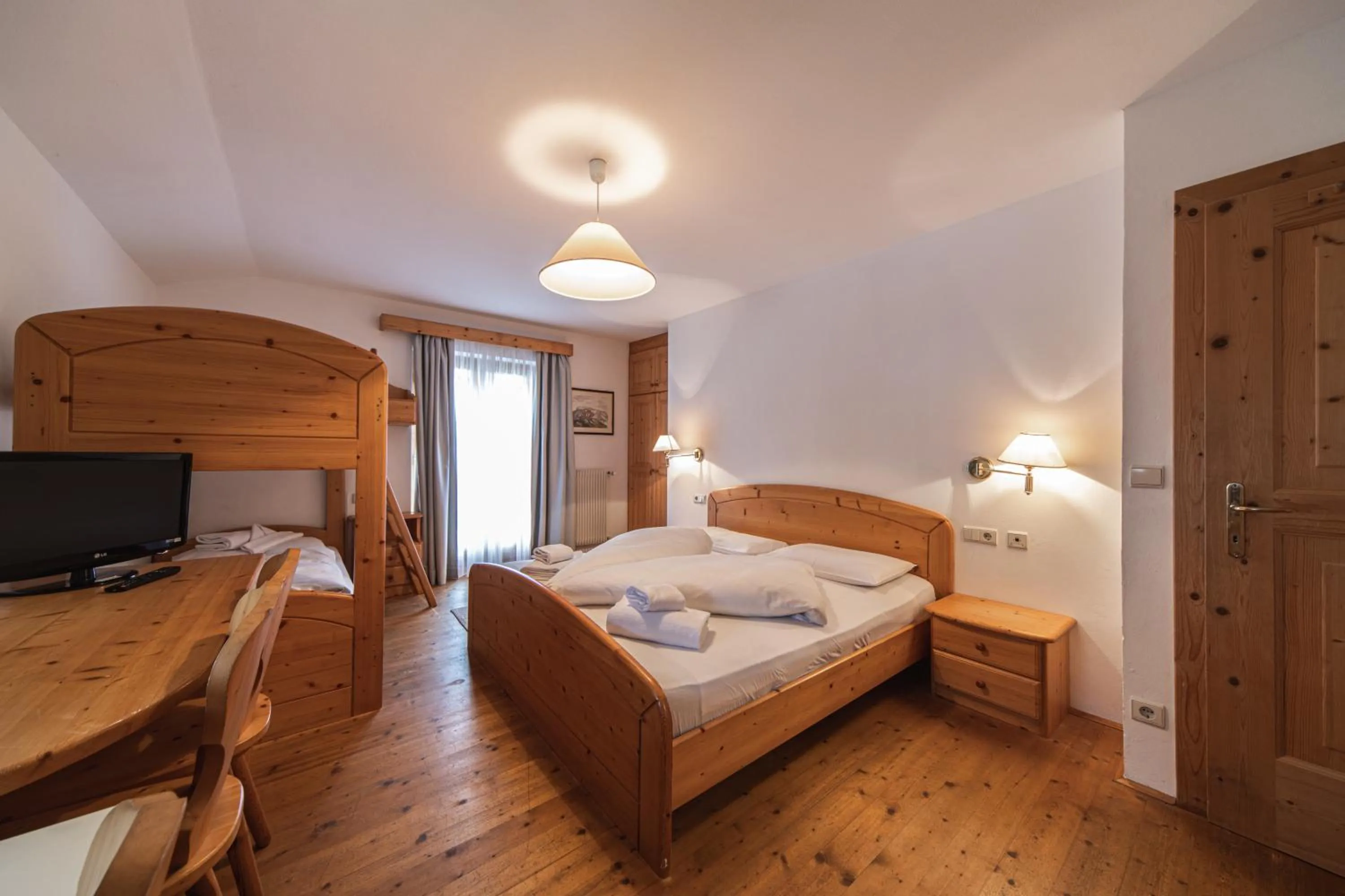 bunk bed, Bed in Hotel Fines