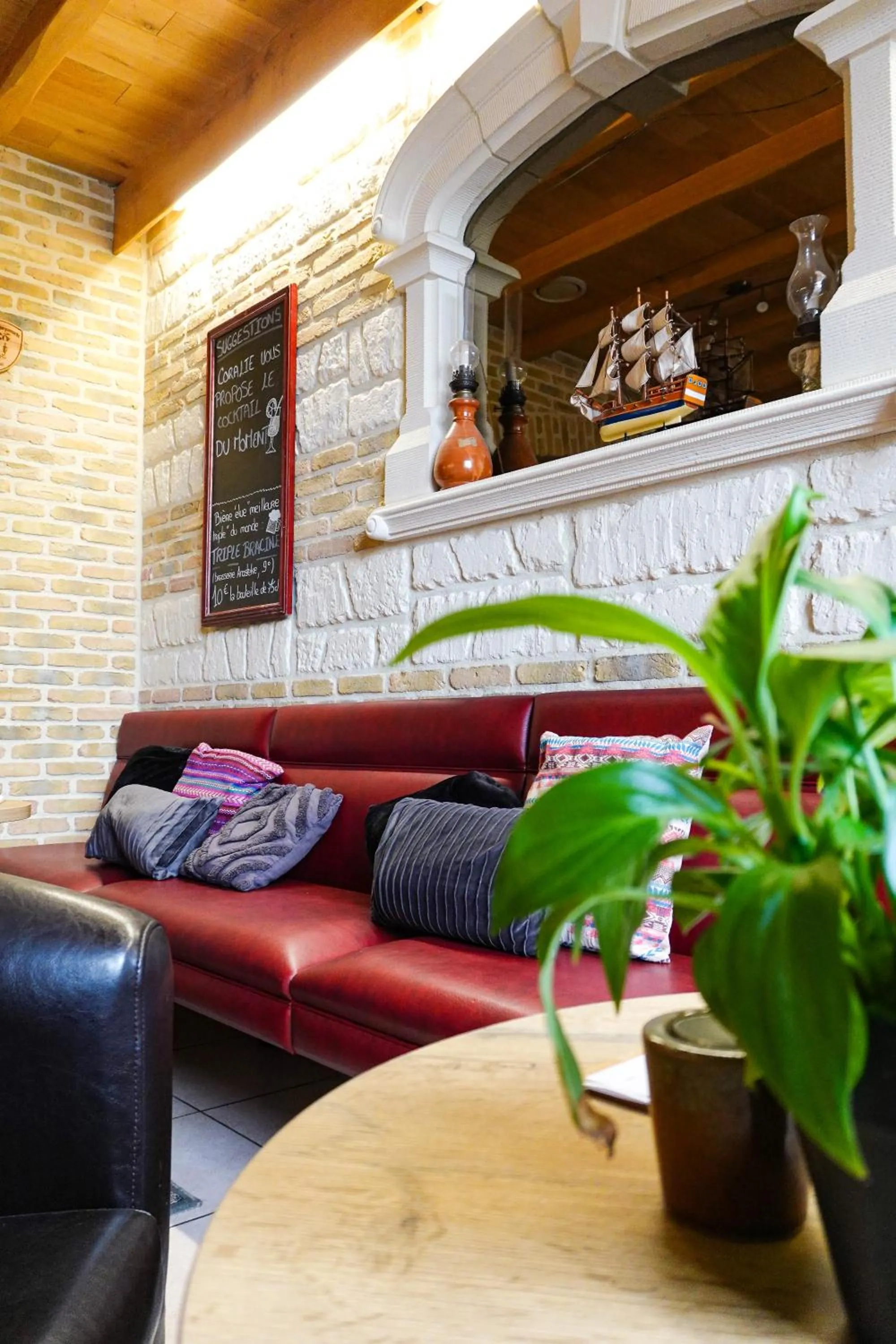 Lounge or bar in Hôtel - Restaurant Au Tonnelier