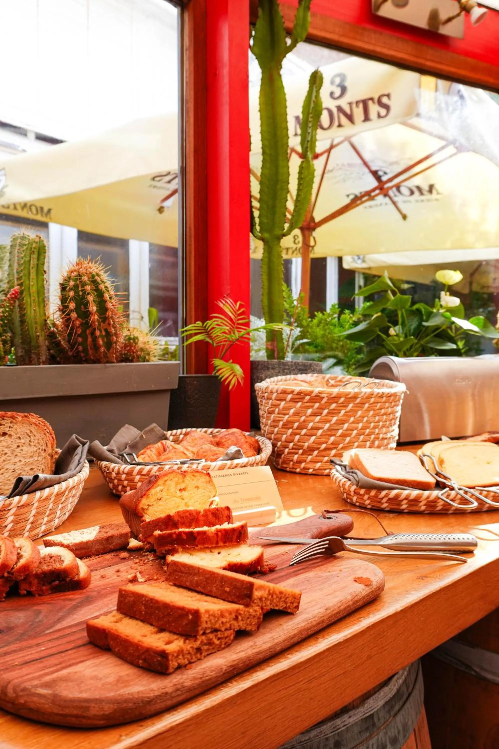 Buffet breakfast in Hôtel - Restaurant Au Tonnelier