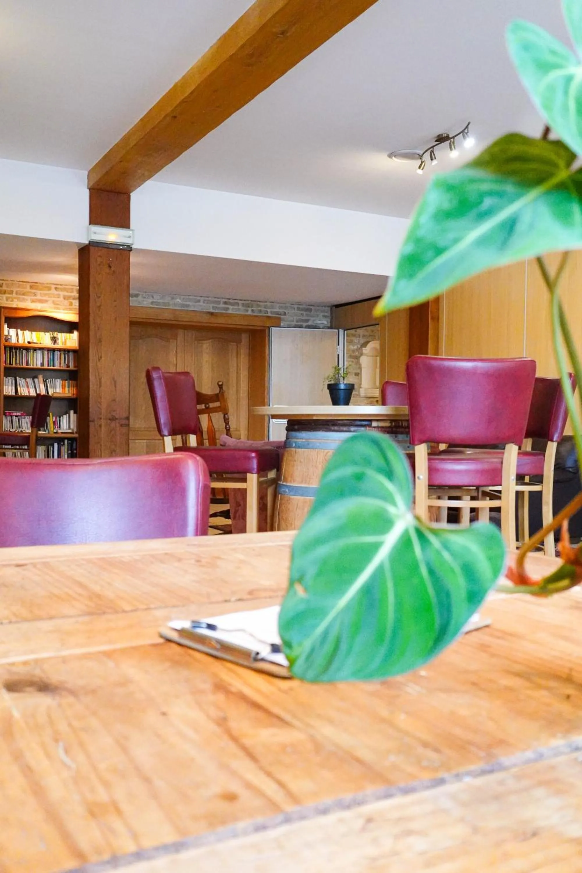 Library in Hôtel - Restaurant Au Tonnelier