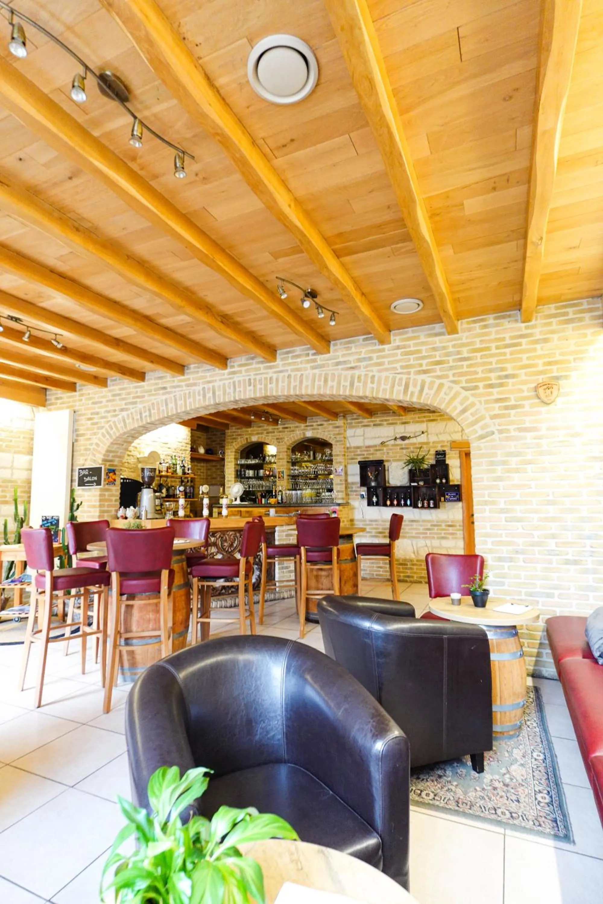 Lounge or bar in Hôtel - Restaurant Au Tonnelier