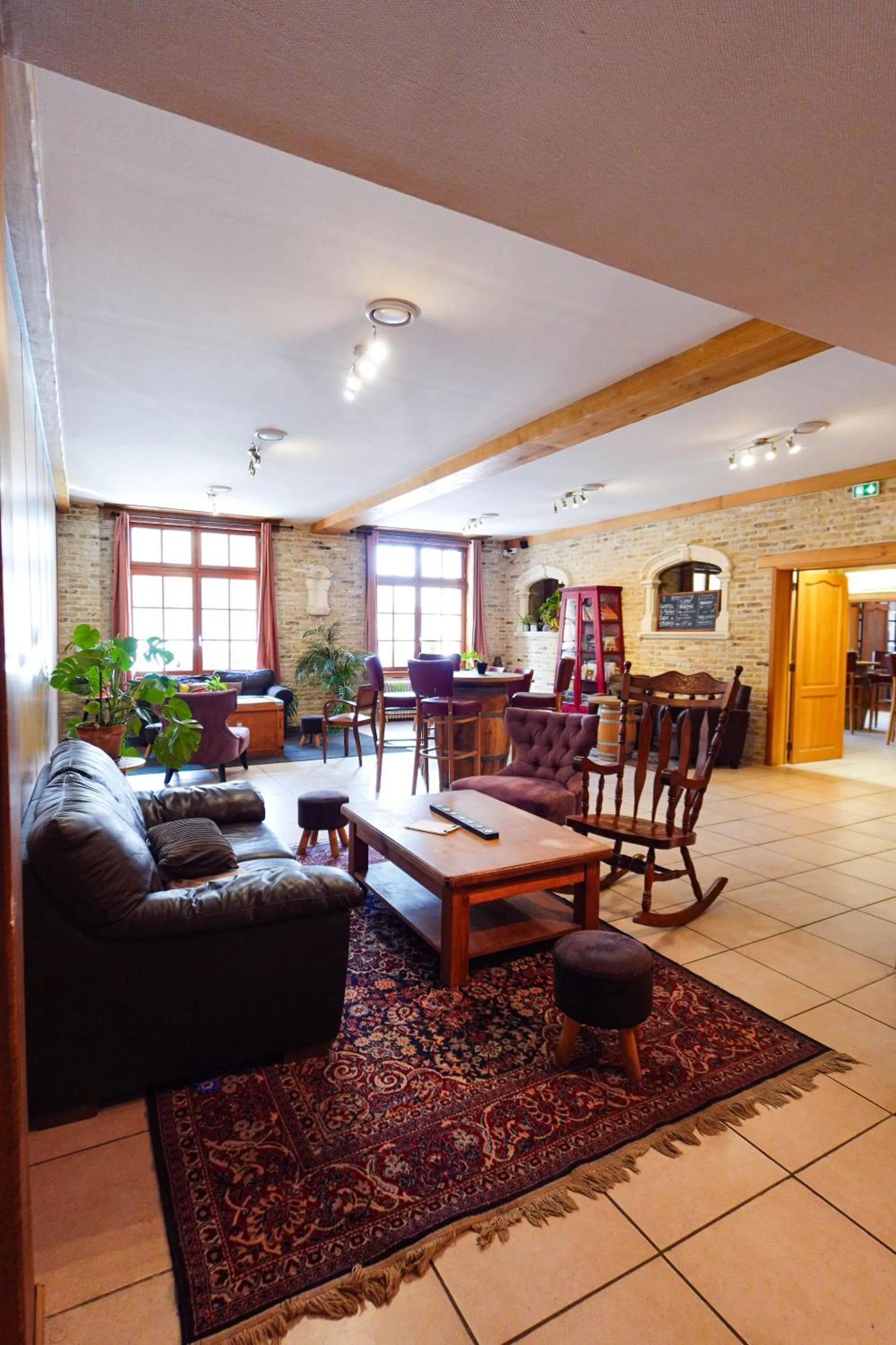 Library in Hôtel - Restaurant Au Tonnelier