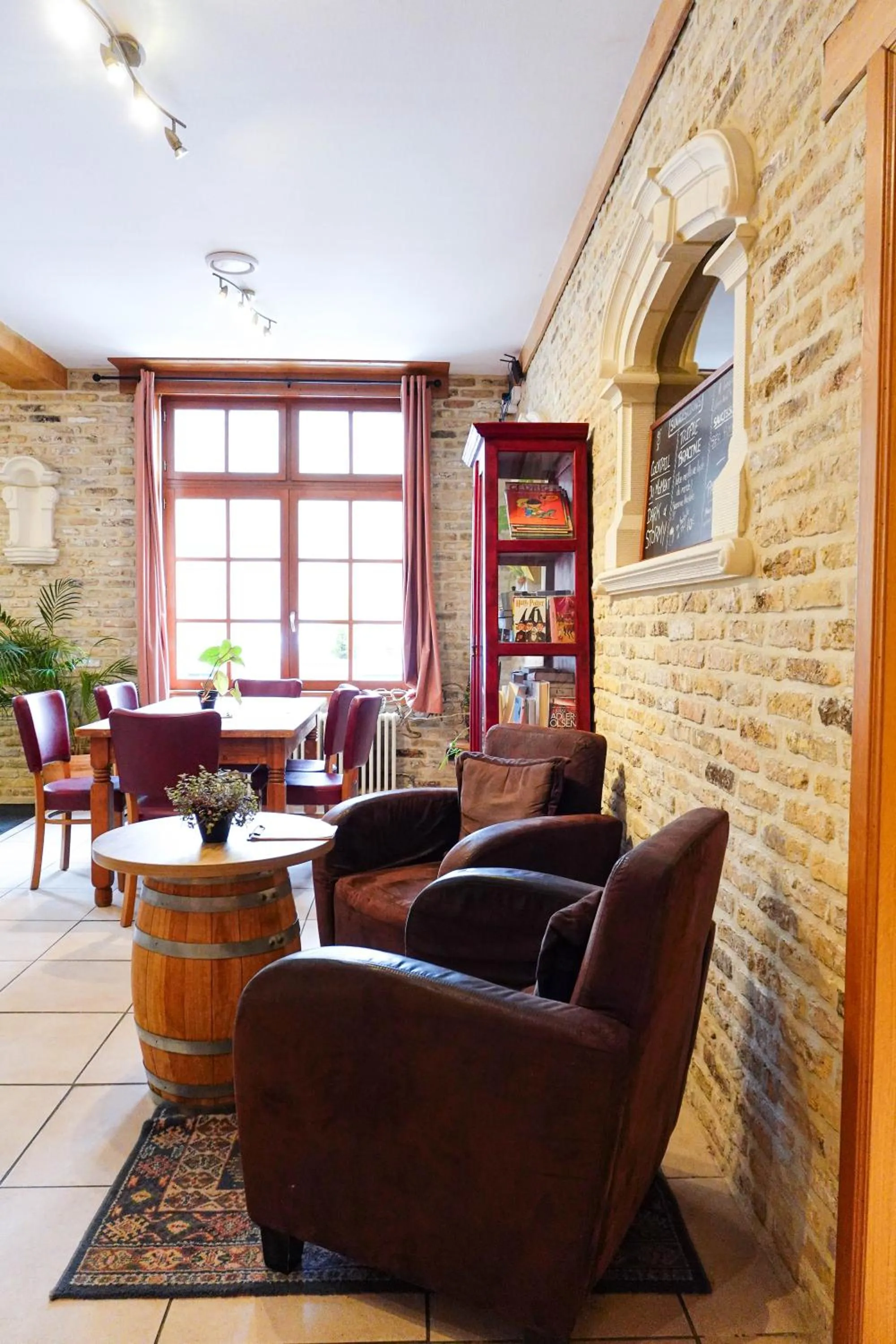 Library in Hôtel - Restaurant Au Tonnelier