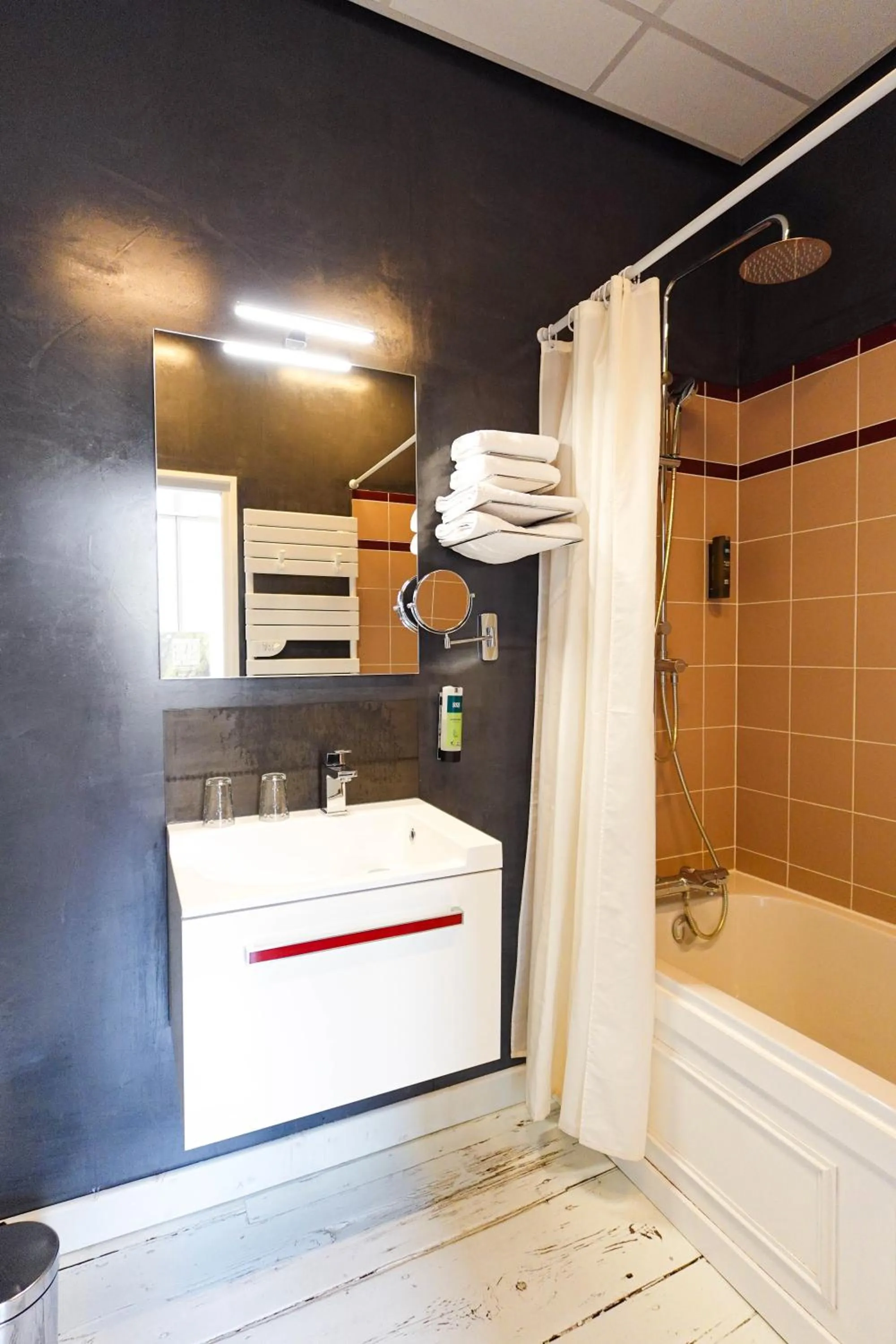 Bathroom in Hôtel - Restaurant Au Tonnelier