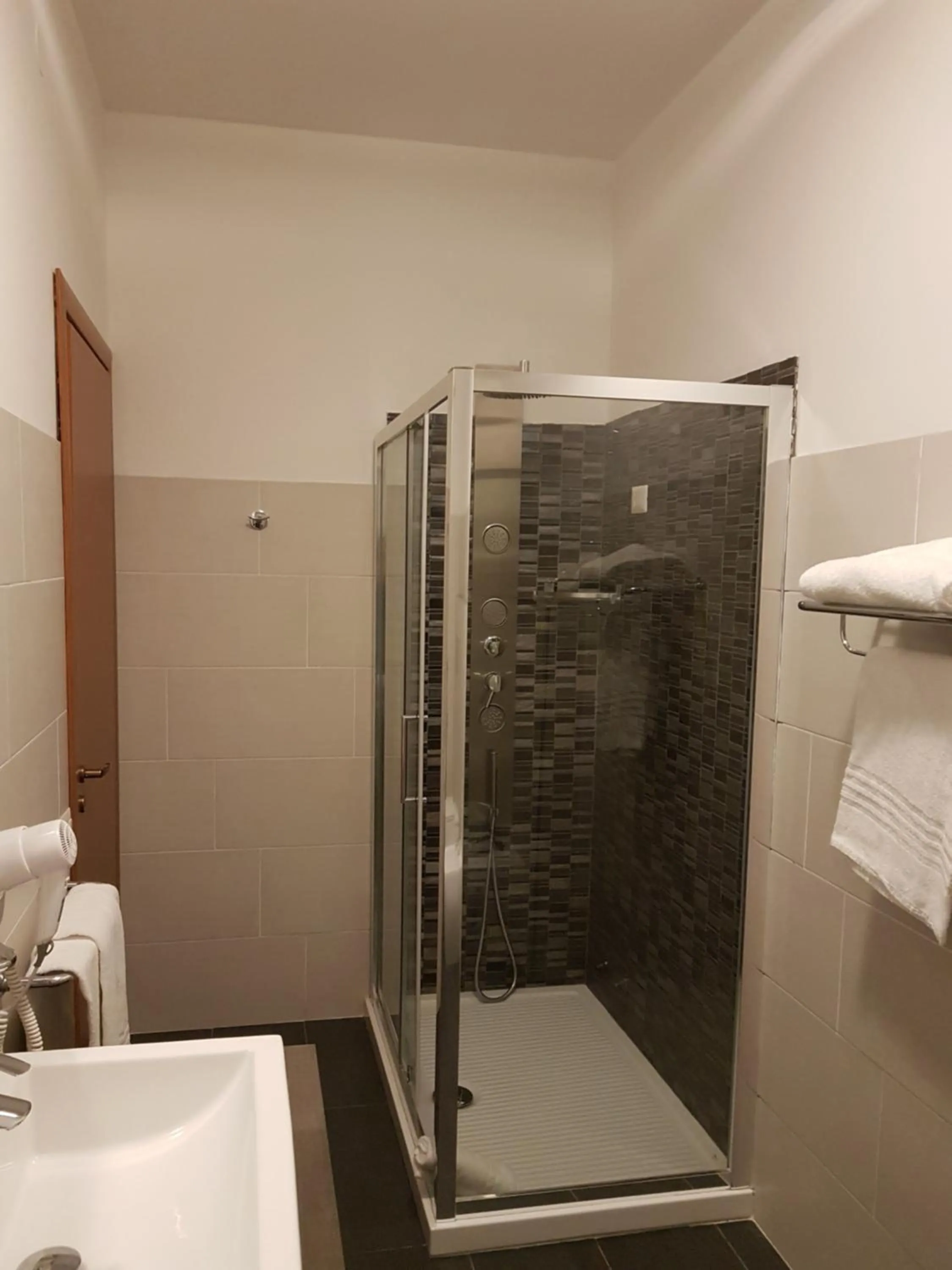 Bathroom in Albergo Paradiso