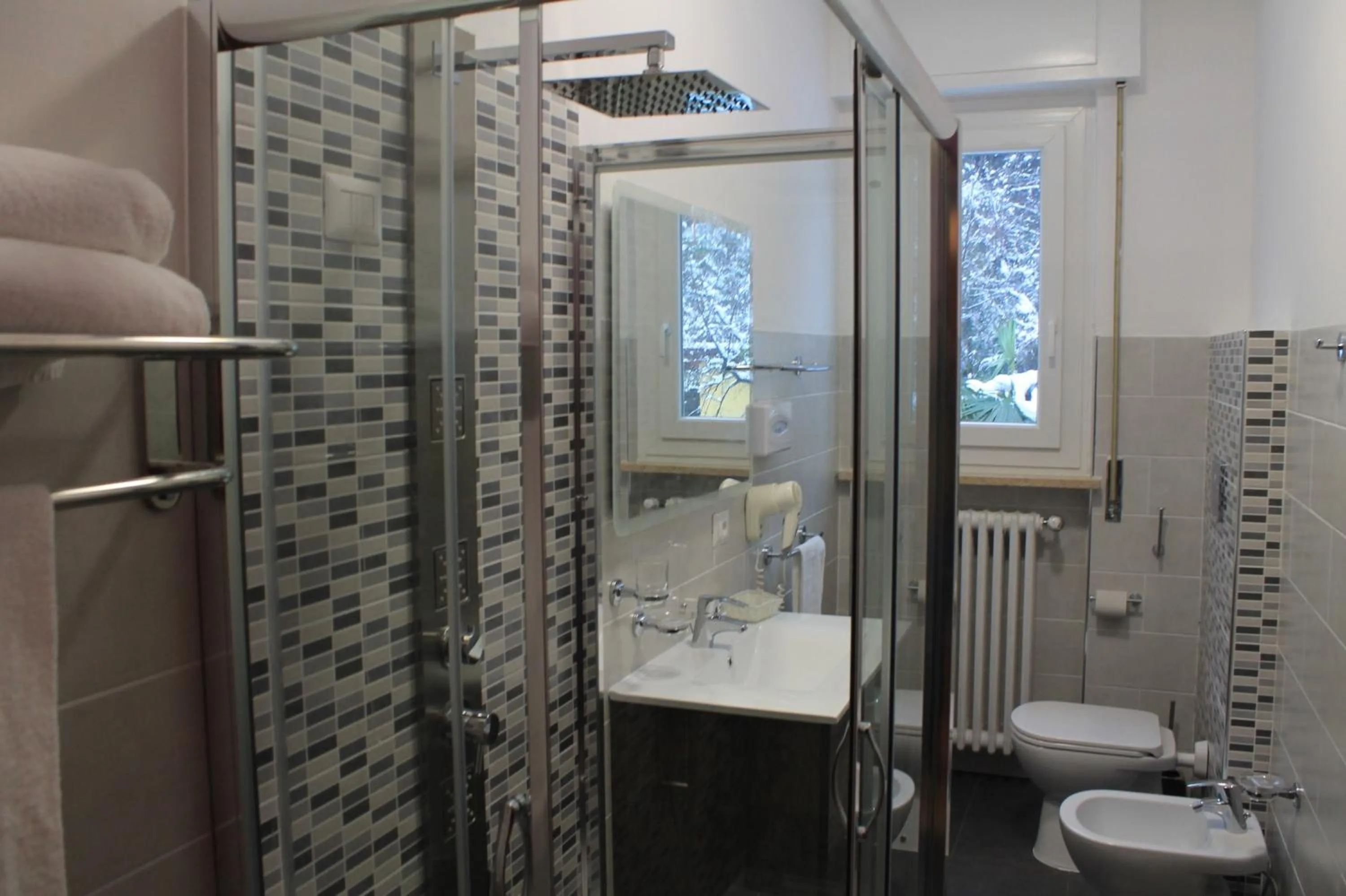 Shower in Albergo Paradiso