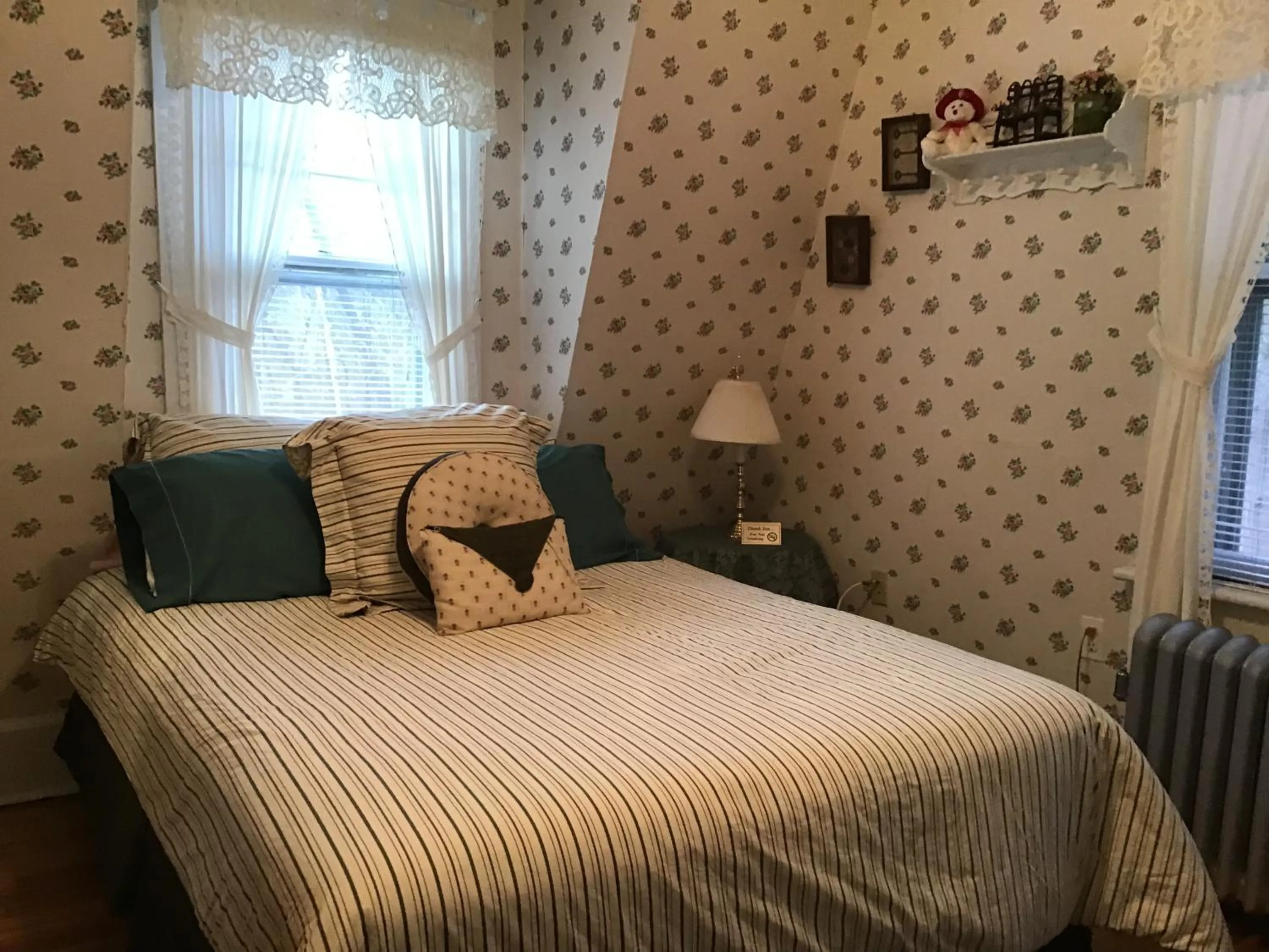 Bed in Brookview Manor Inn