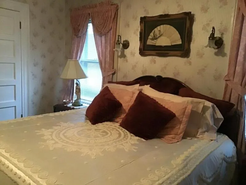 Bed in Brookview Manor Inn