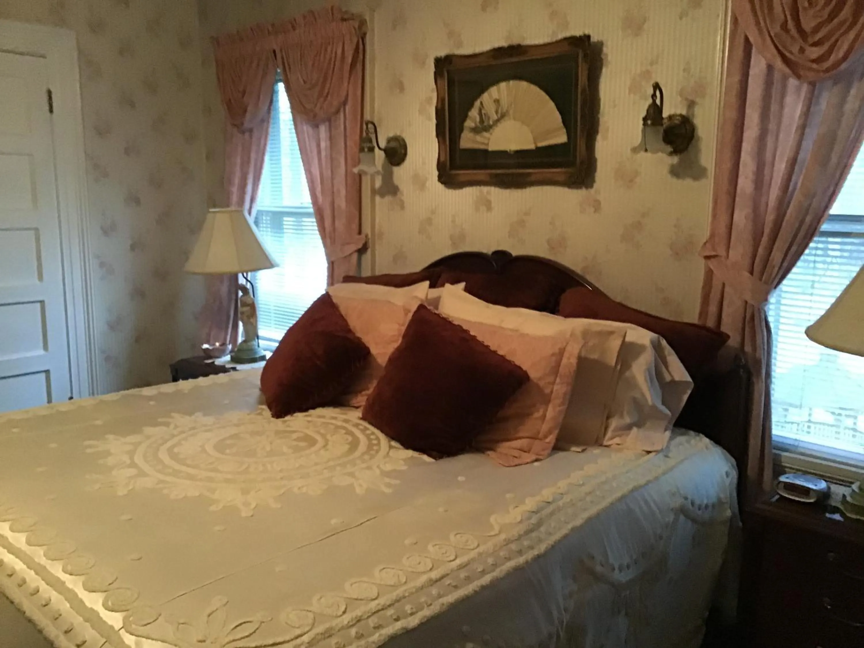 Bed in Brookview Manor Inn