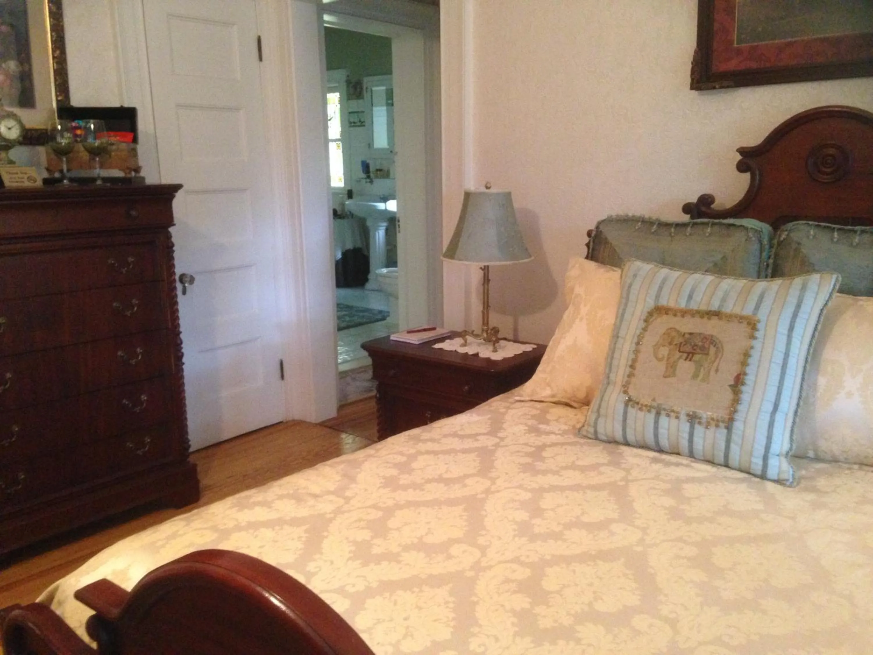 Bed in Brookview Manor Inn