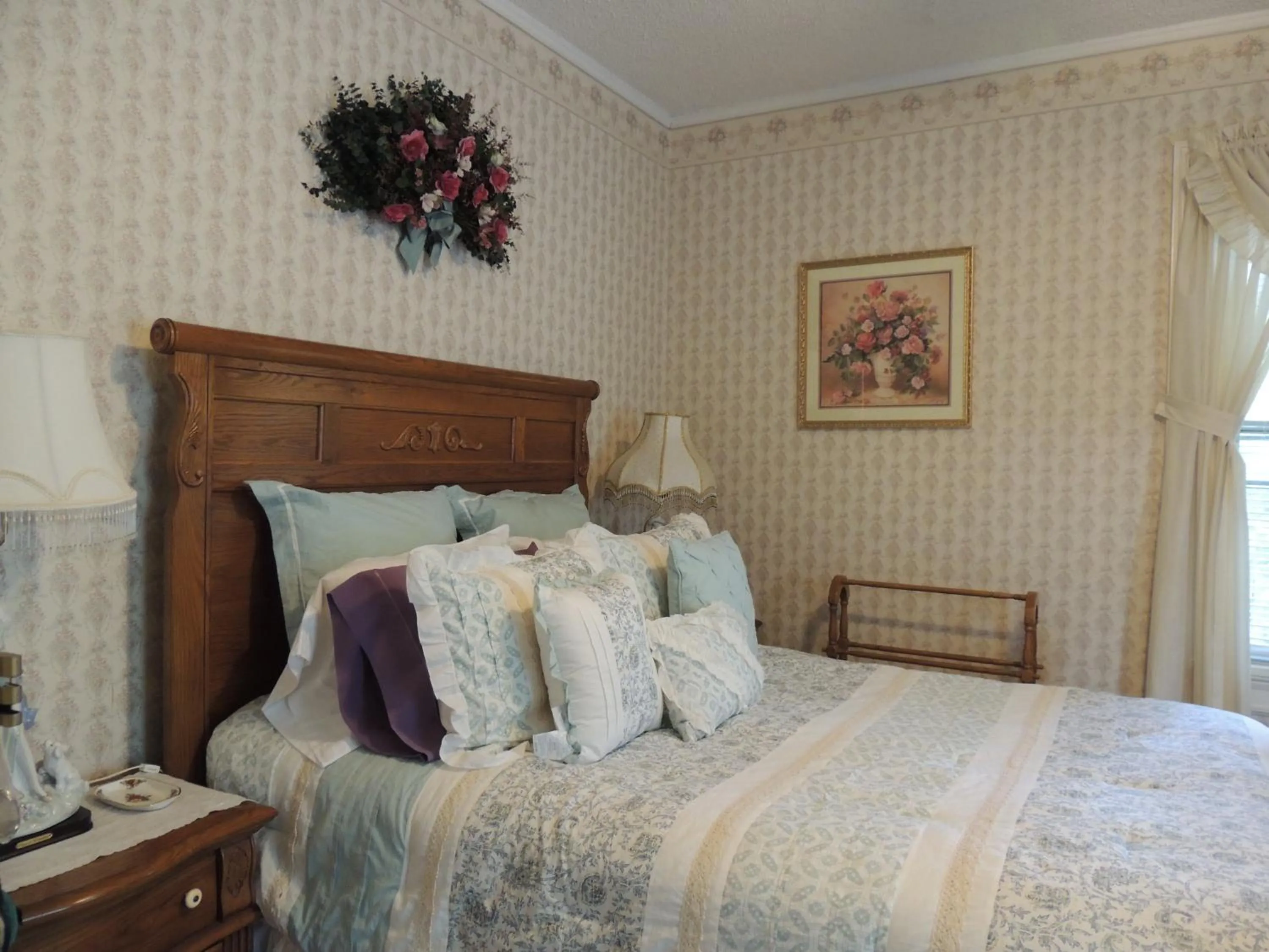Bed in Brookview Manor Inn