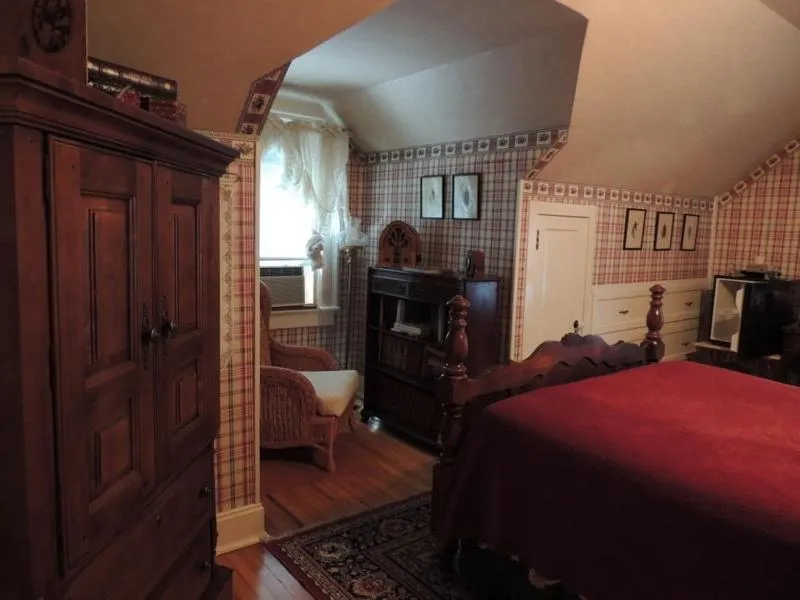 Bed in Brookview Manor Inn