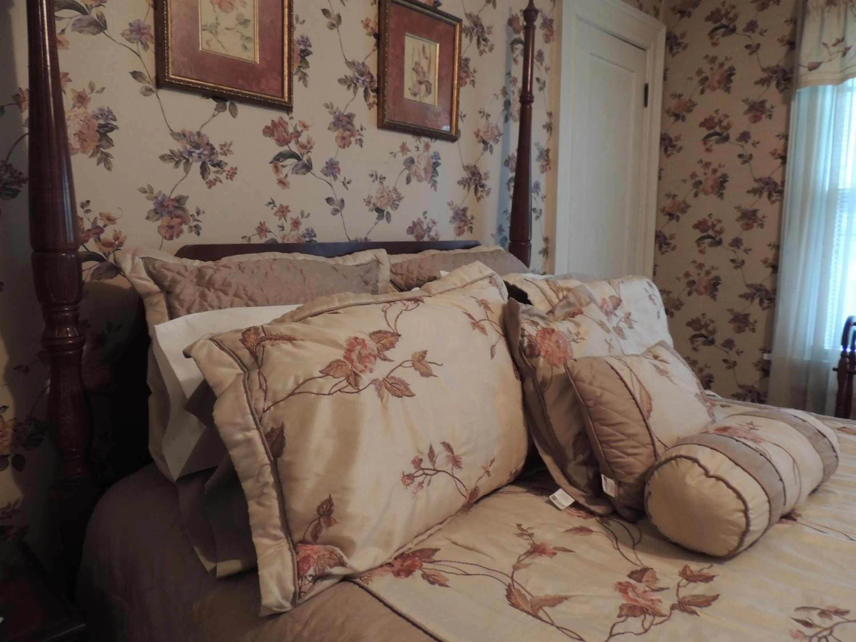 Bed in Brookview Manor Inn