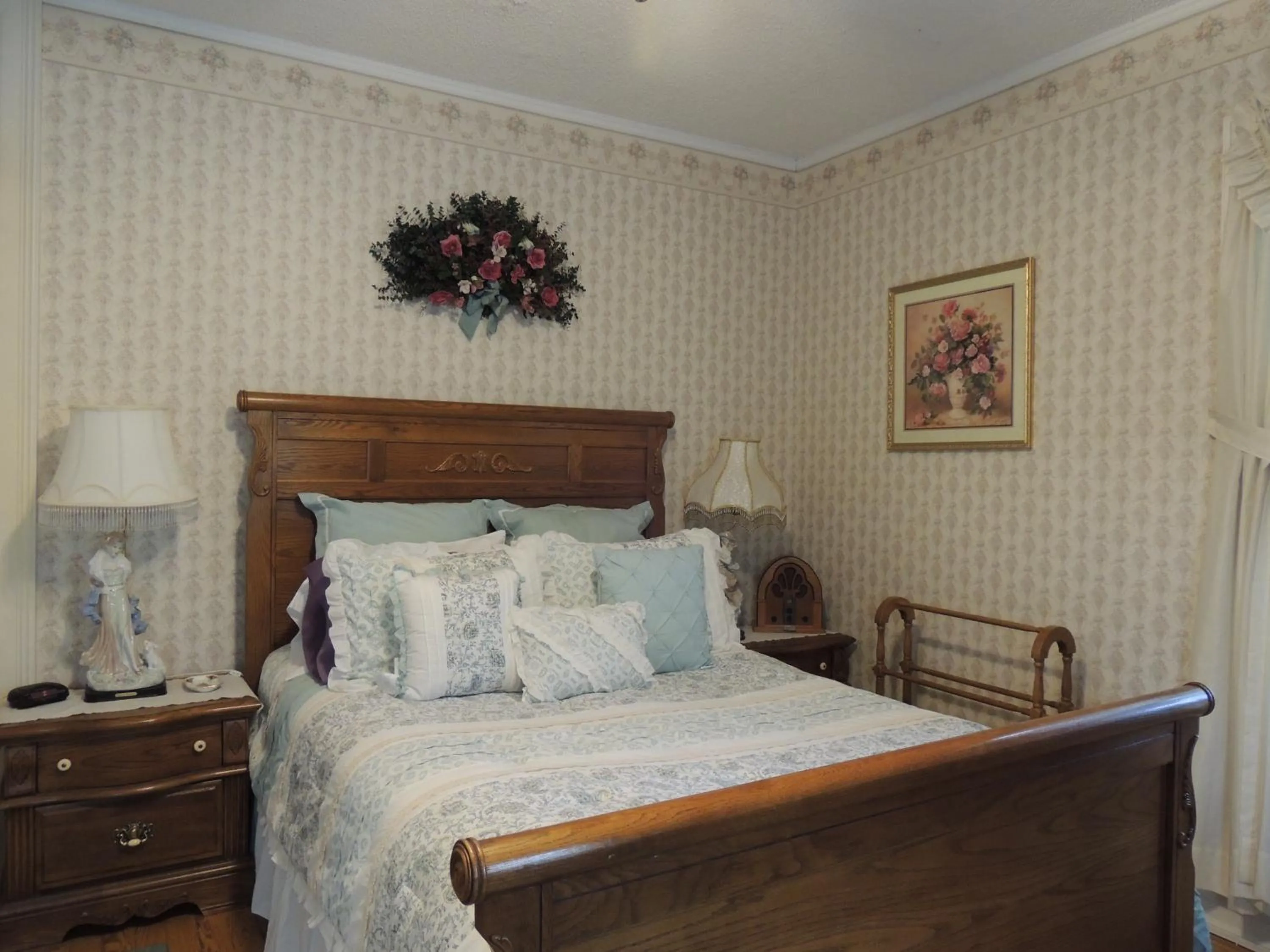 Bedroom, Bed in Brookview Manor Inn