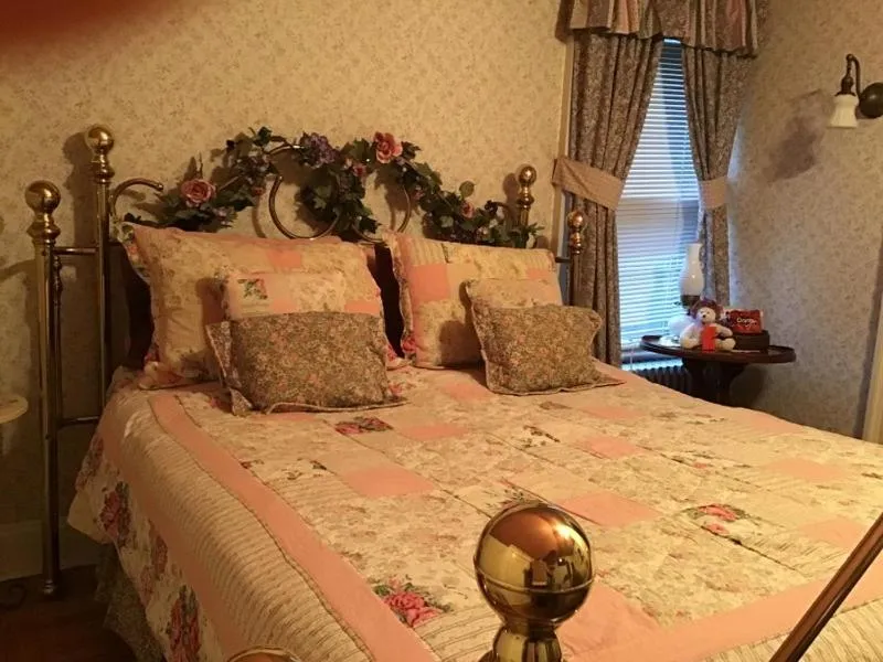 Bed in Brookview Manor Inn