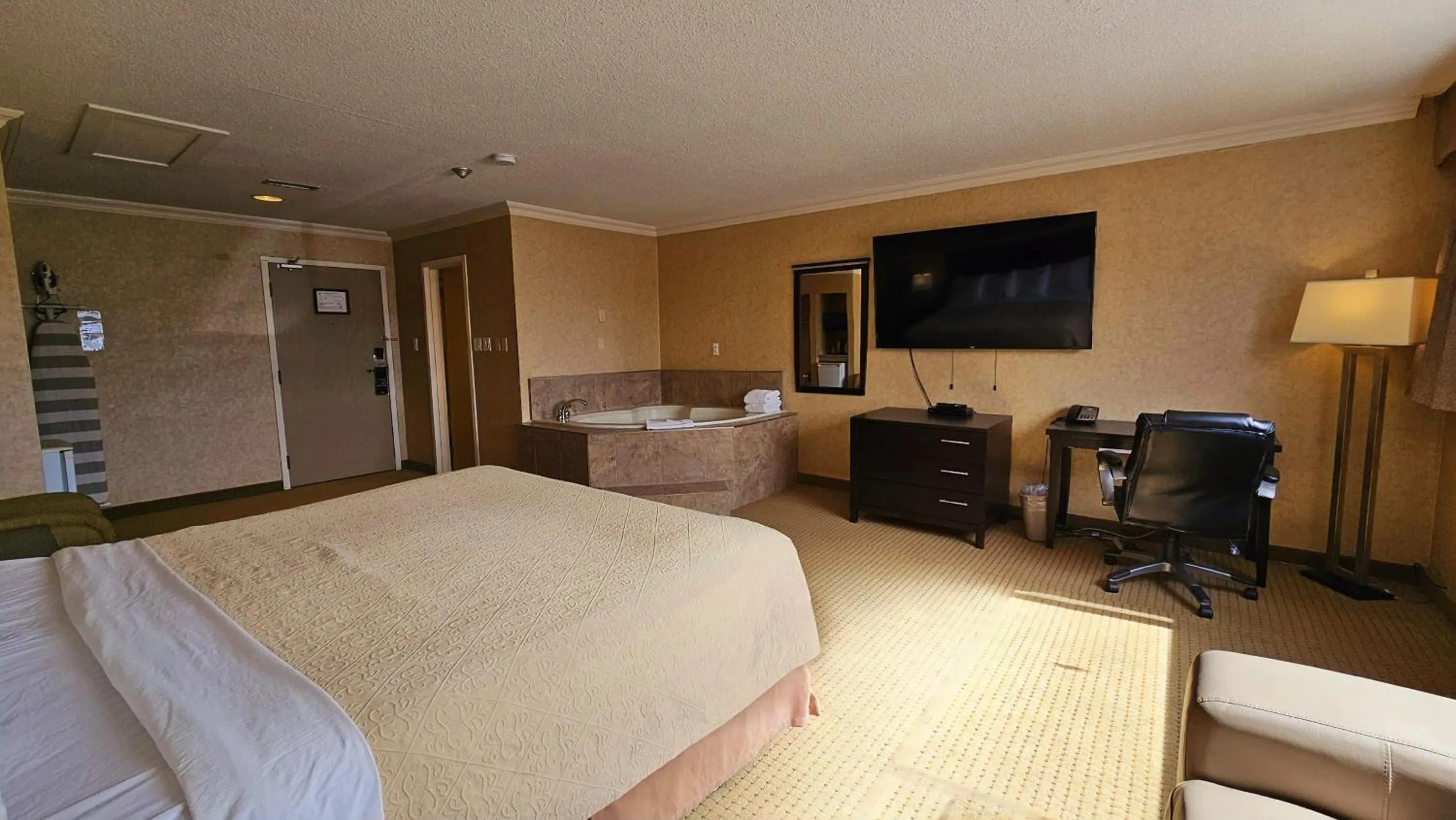 Hot Tub, Bed in The George Dawson Inn & Conference Centre