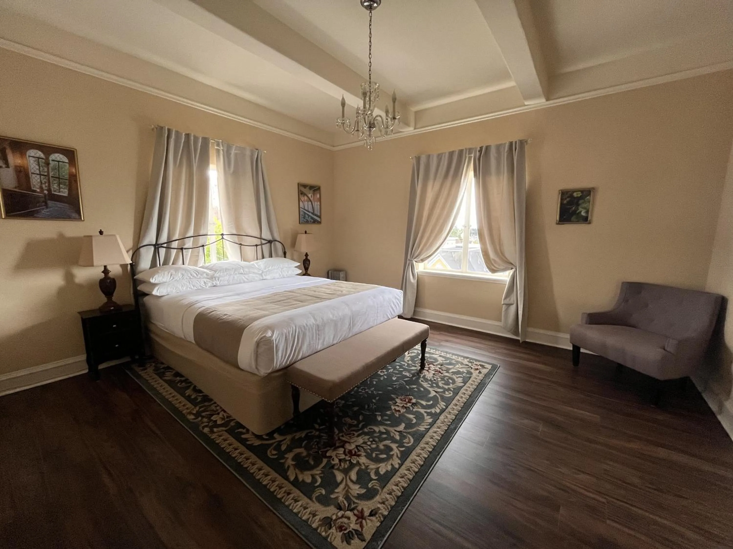 Bed in Berkeley City Club Hotel