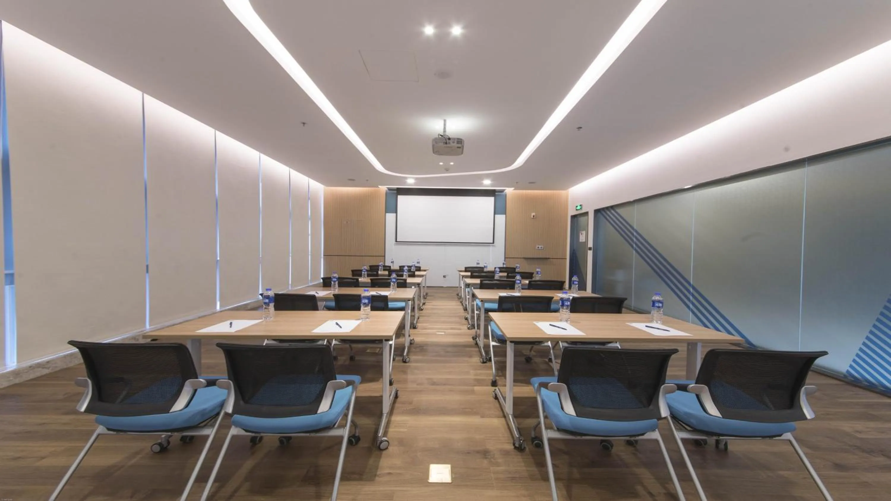 Meeting/conference room in Holiday Inn Express Liyang Huafu by IHG