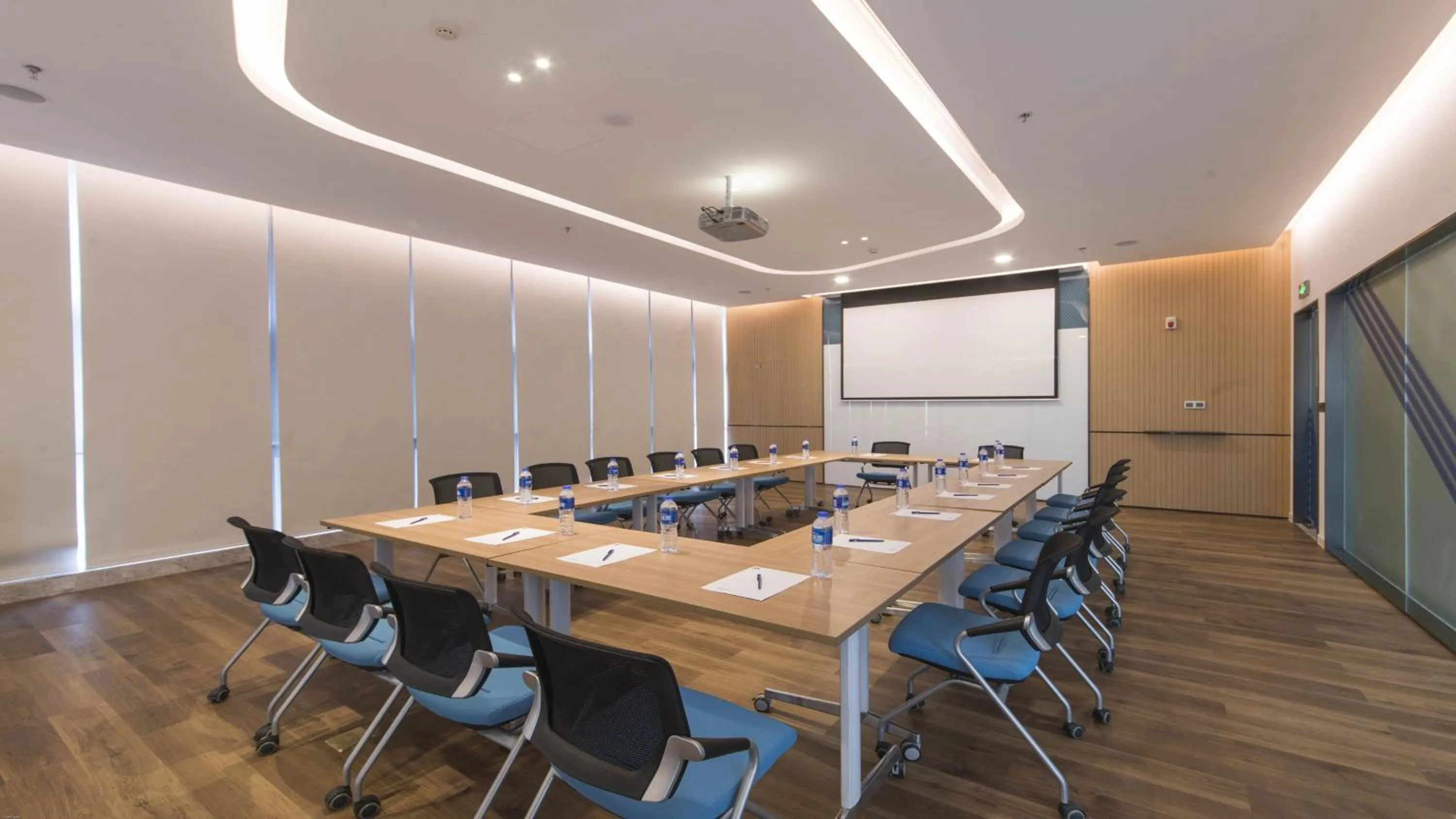Meeting/conference room in Holiday Inn Express Liyang Huafu by IHG