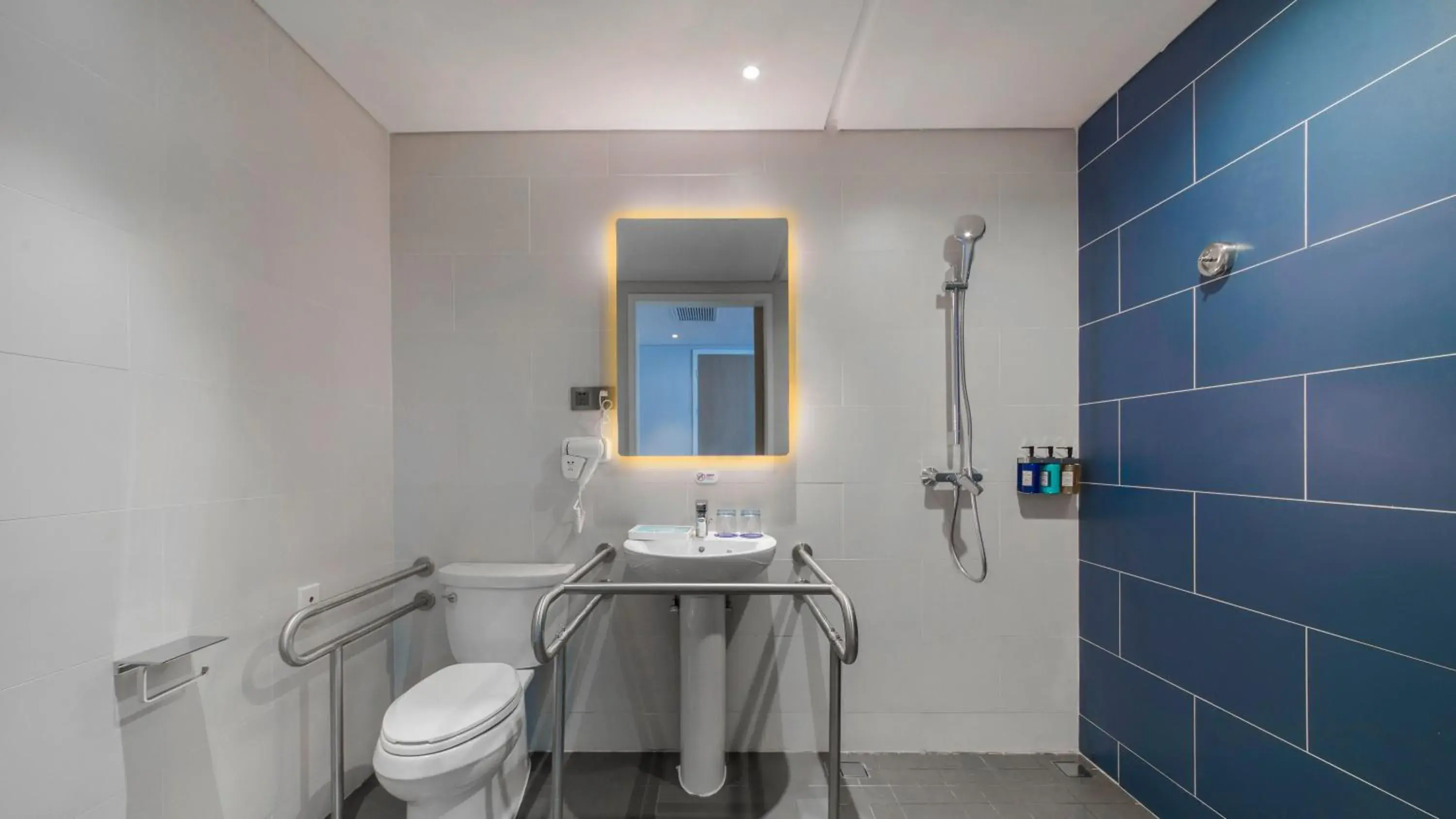 Standard King Room - Disability Access in Holiday Inn Express Liyang Huafu by IHG Standard King Room - Disability Access in Holiday Inn Express Liyang Huafu by IHG