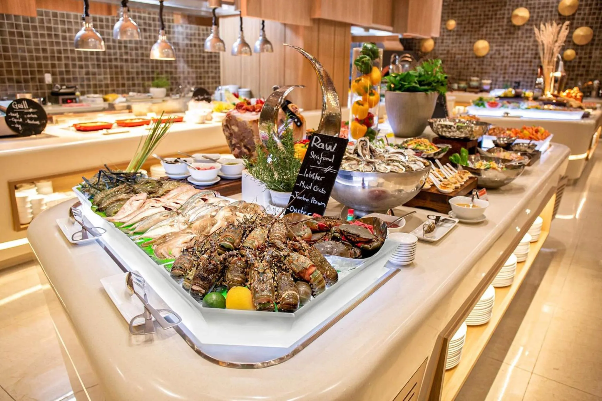 Restaurant/places to eat in Holiday Inn & Suites Saigon Airport by IHG