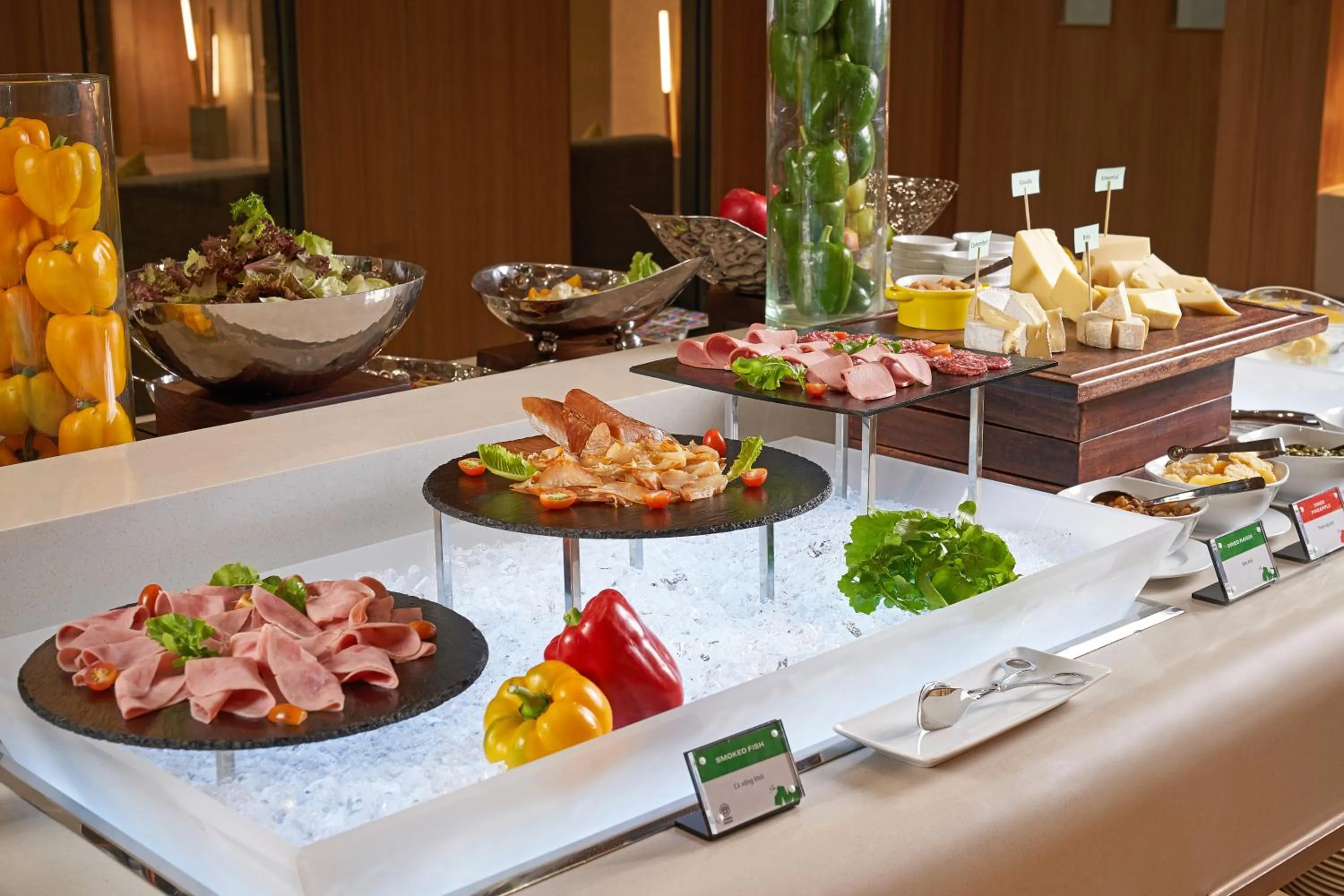 Restaurant/places to eat in Holiday Inn & Suites Saigon Airport by IHG